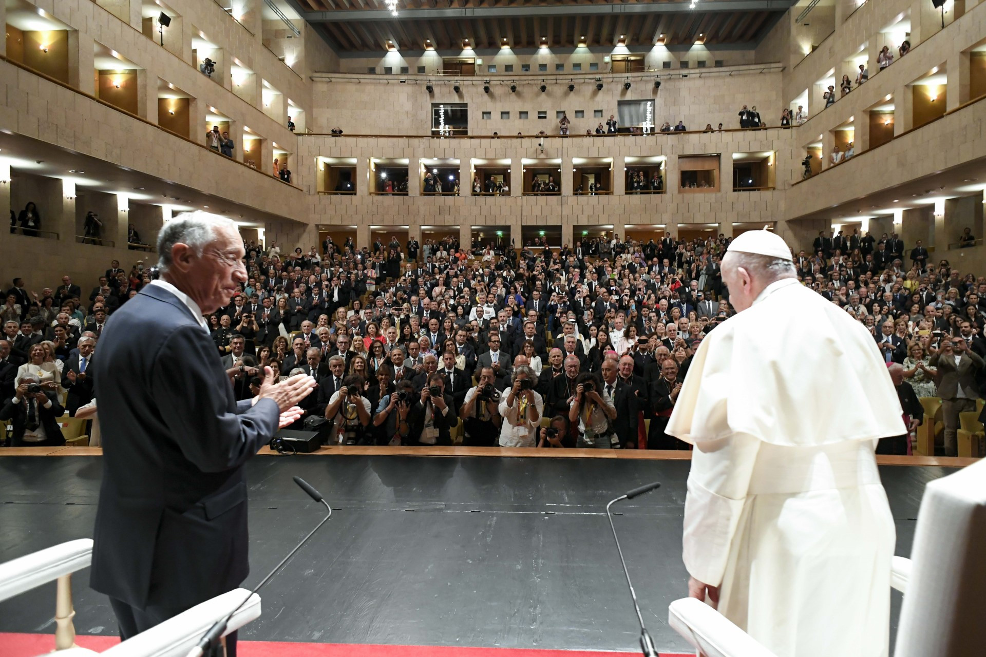 O Papa e representantes das autoridades portuguesas