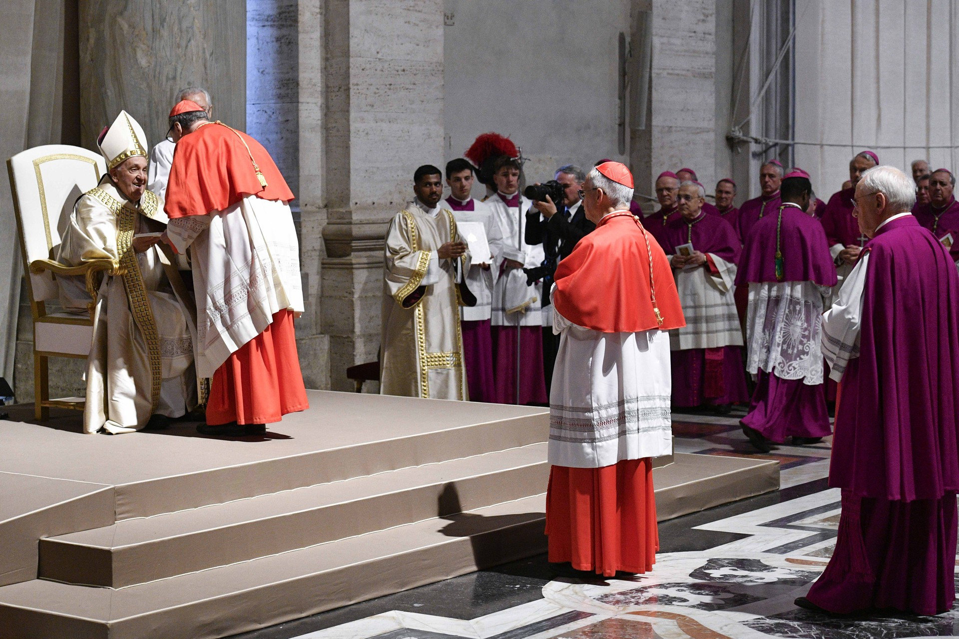 Papež predaja bulo predstavnikom Cerkve po svetu