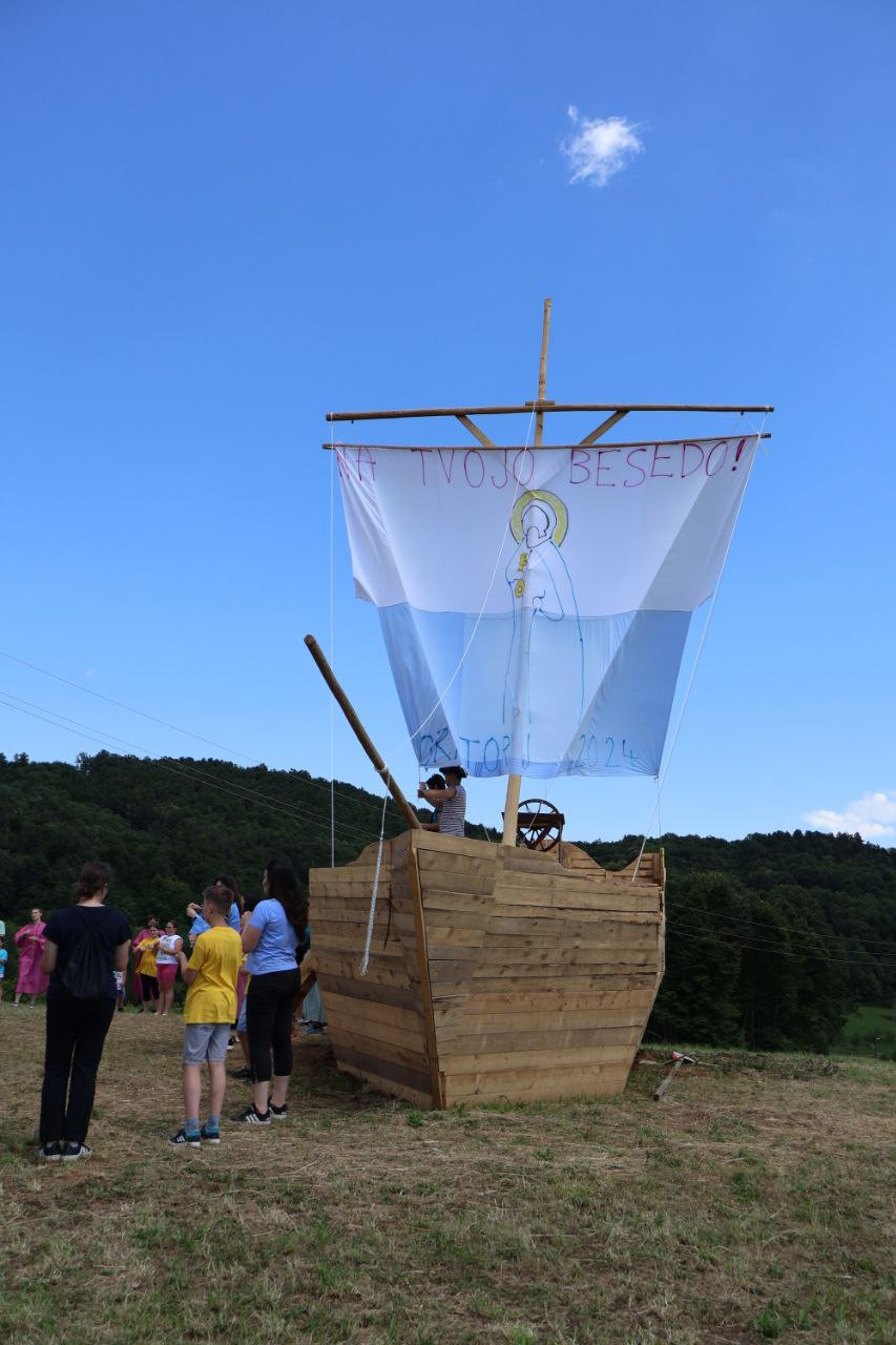 Postavljena je na hribu pri župnišču na Suhorju in je vidna tudi s ceste