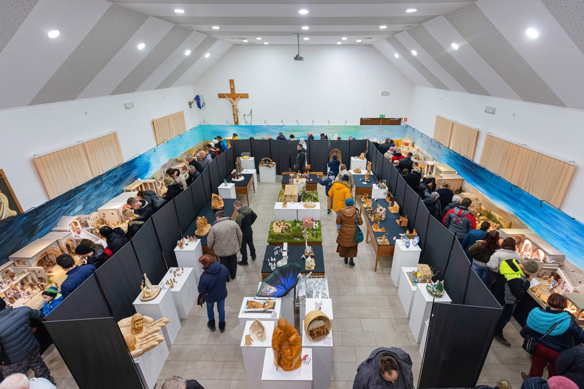 Postavitev je dolga približno 45 metrov.