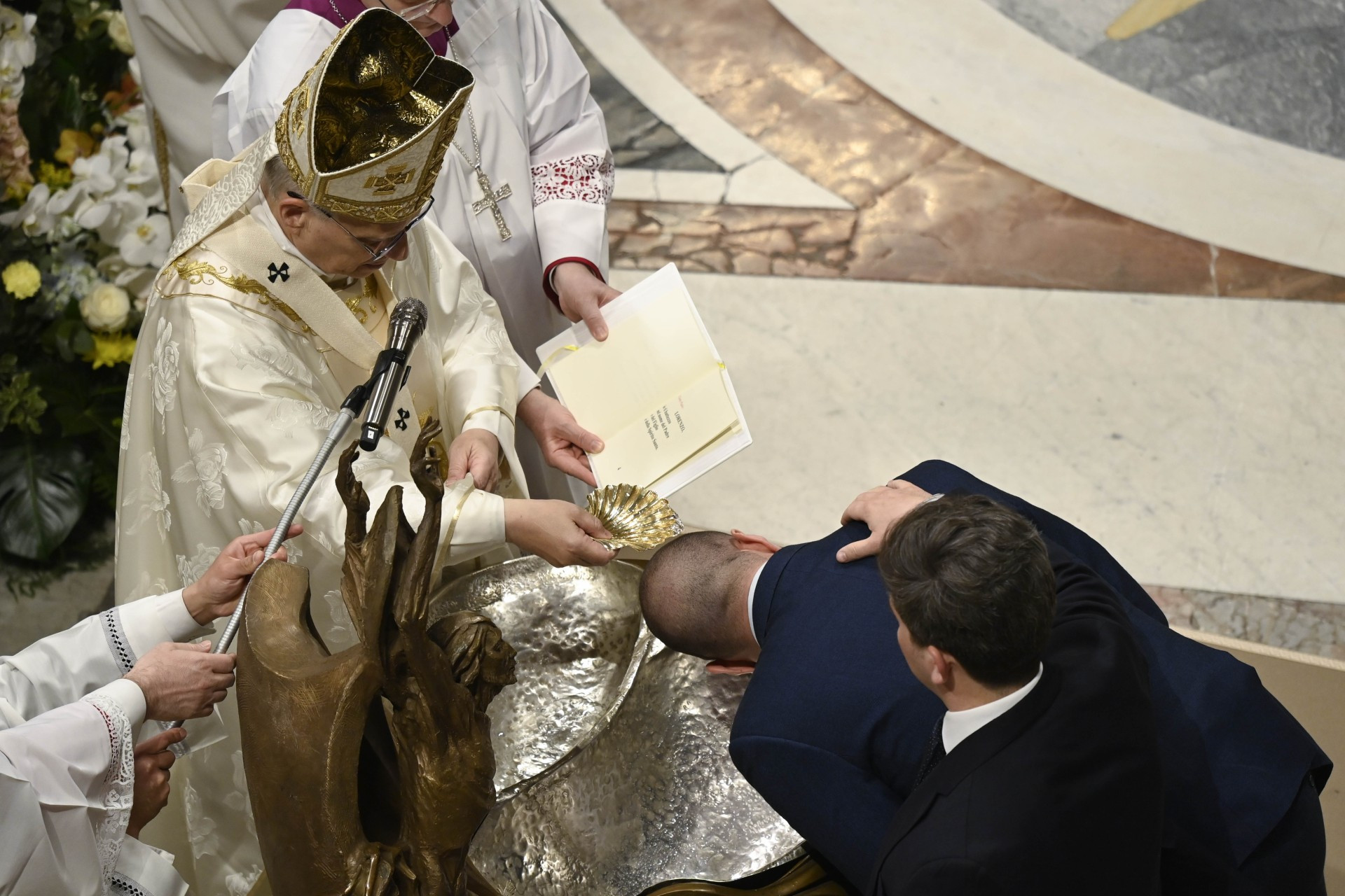 Papež Leon XIV. pri krstu katehumena