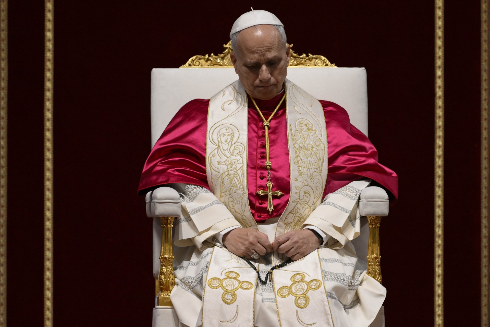 Papež Leon XIV. moli rožni venec