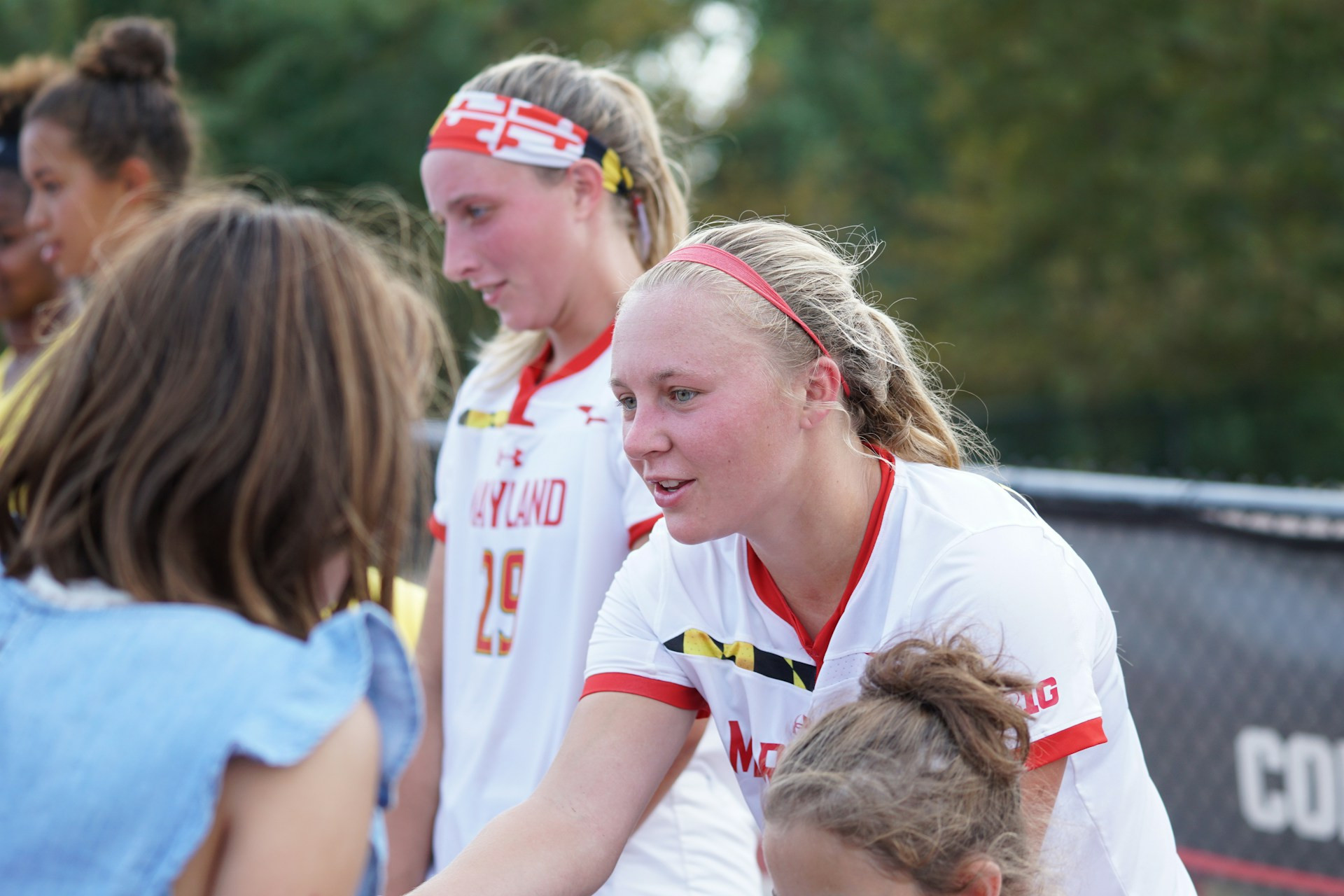 Razbijanje egocentrizma: Ekipni šport mladostnika prisili v sodelovanje in grajenje odnosov, ki so dolgoročno pomembnejši od individualnega uspeha.