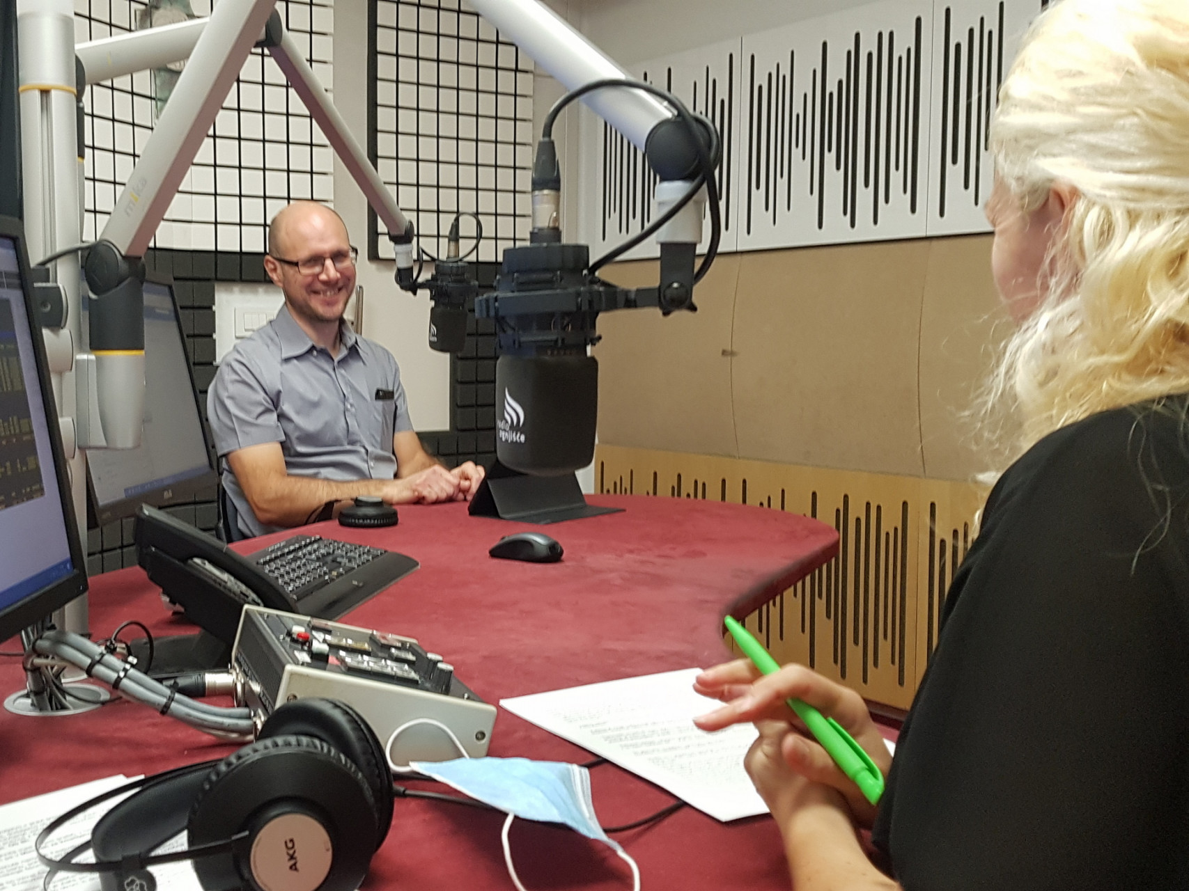 Boštjan Udovič in novinarka Tanja Dominko v studiu Radia Ognjišče