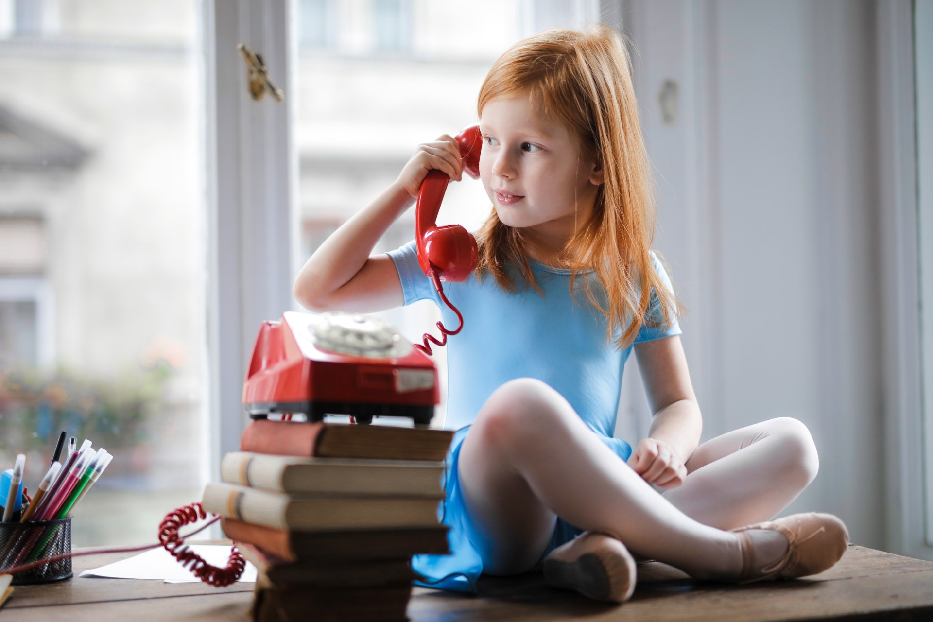 Zakaj ne bi stari starši vnukinji prebrali večerne pravljice po telefonu?