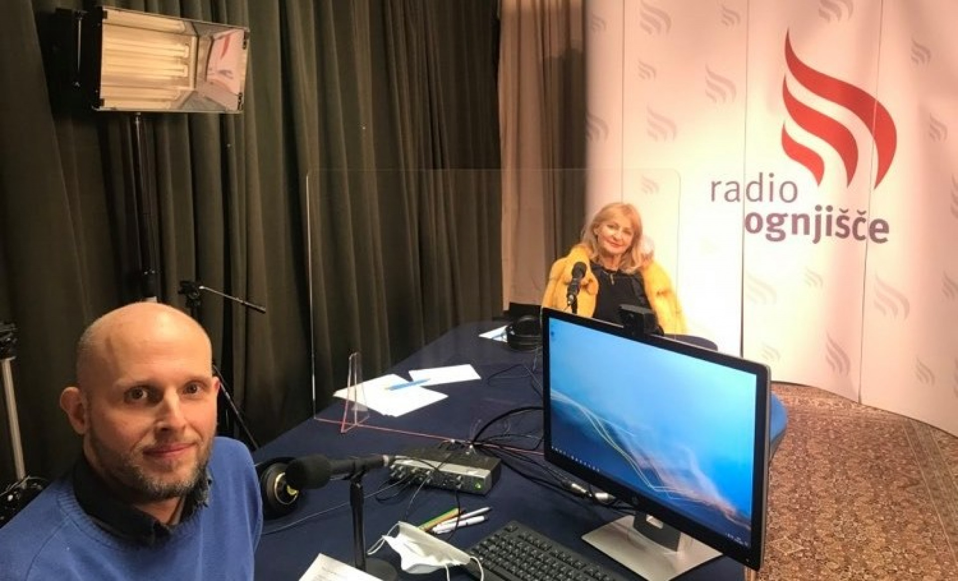 Voditelj Blaž Lesnik in dr. Bojana Žvan pred začetkom oddaje