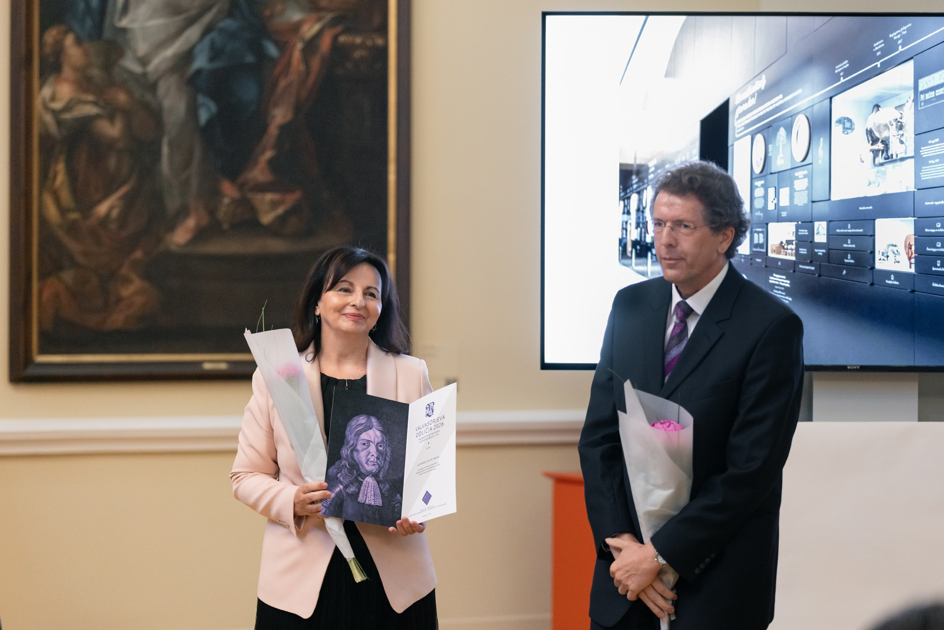 Mag. Marjetka Balkovec Debevec in mag Stane Okoliš, direktor Slovenskega šolskega muzeja.