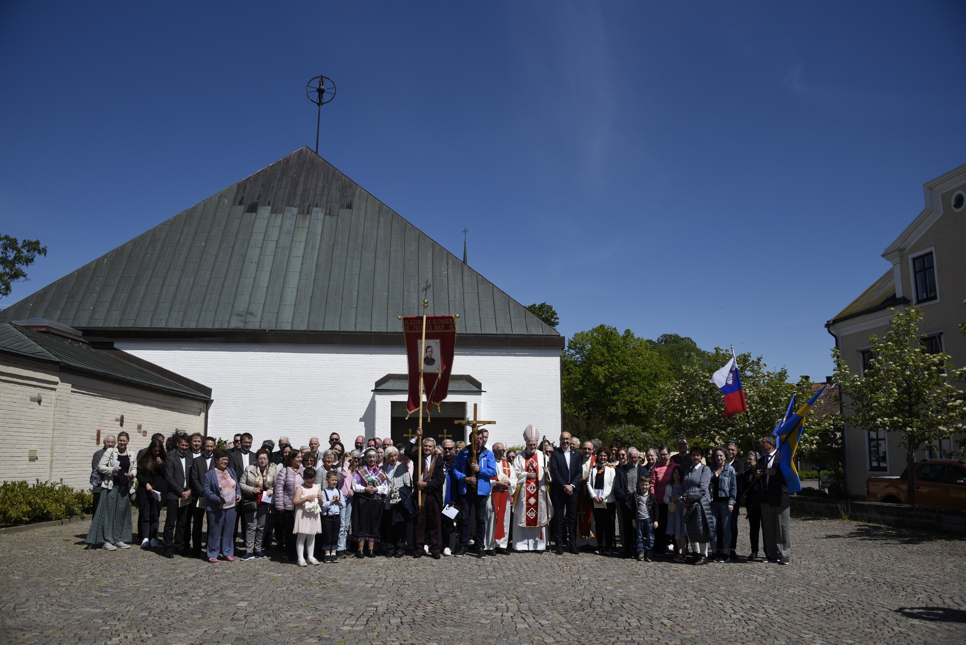 Skupinska fotografija ob romanju v Vadsteno ob 60. obletnici SKM