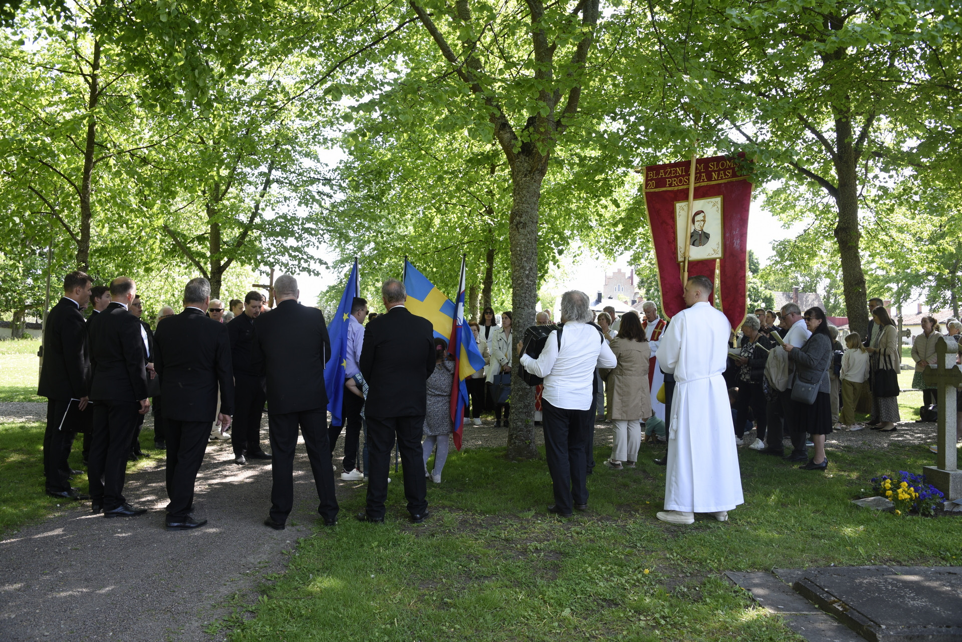 Procesija se je ustavila pri slovenski lipi