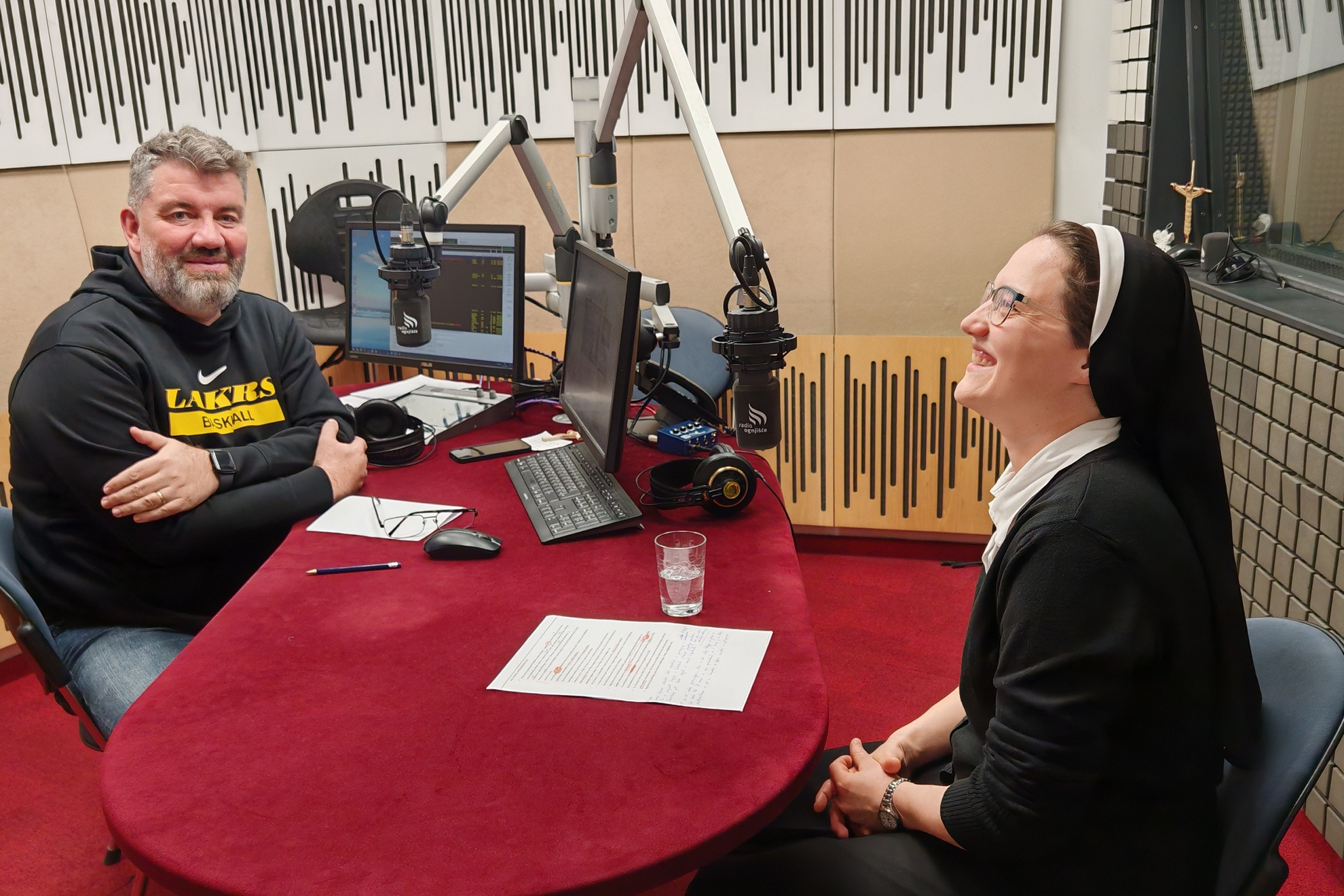 Tudi pri resnih temah, kot je duhovna rast, ne manjka pristnega veselja in sproščenosti.