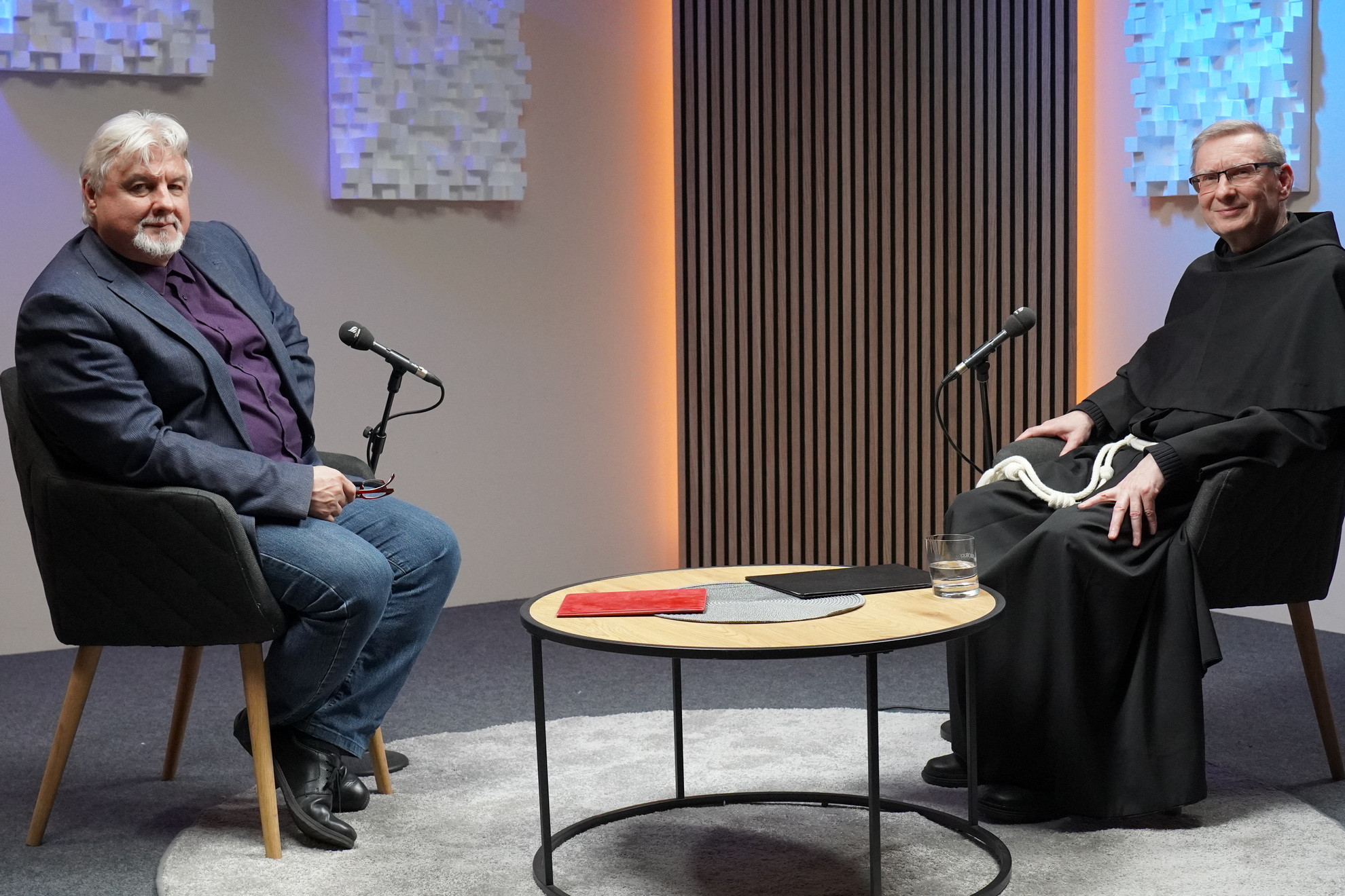 Voditelj Jože Bartolj in p. Danilo Holc: Pogovor, ki razbija iluzijo individualnega krščanstva in opozarja, da je živeto bratstvo naša najmočnejša pridiga.