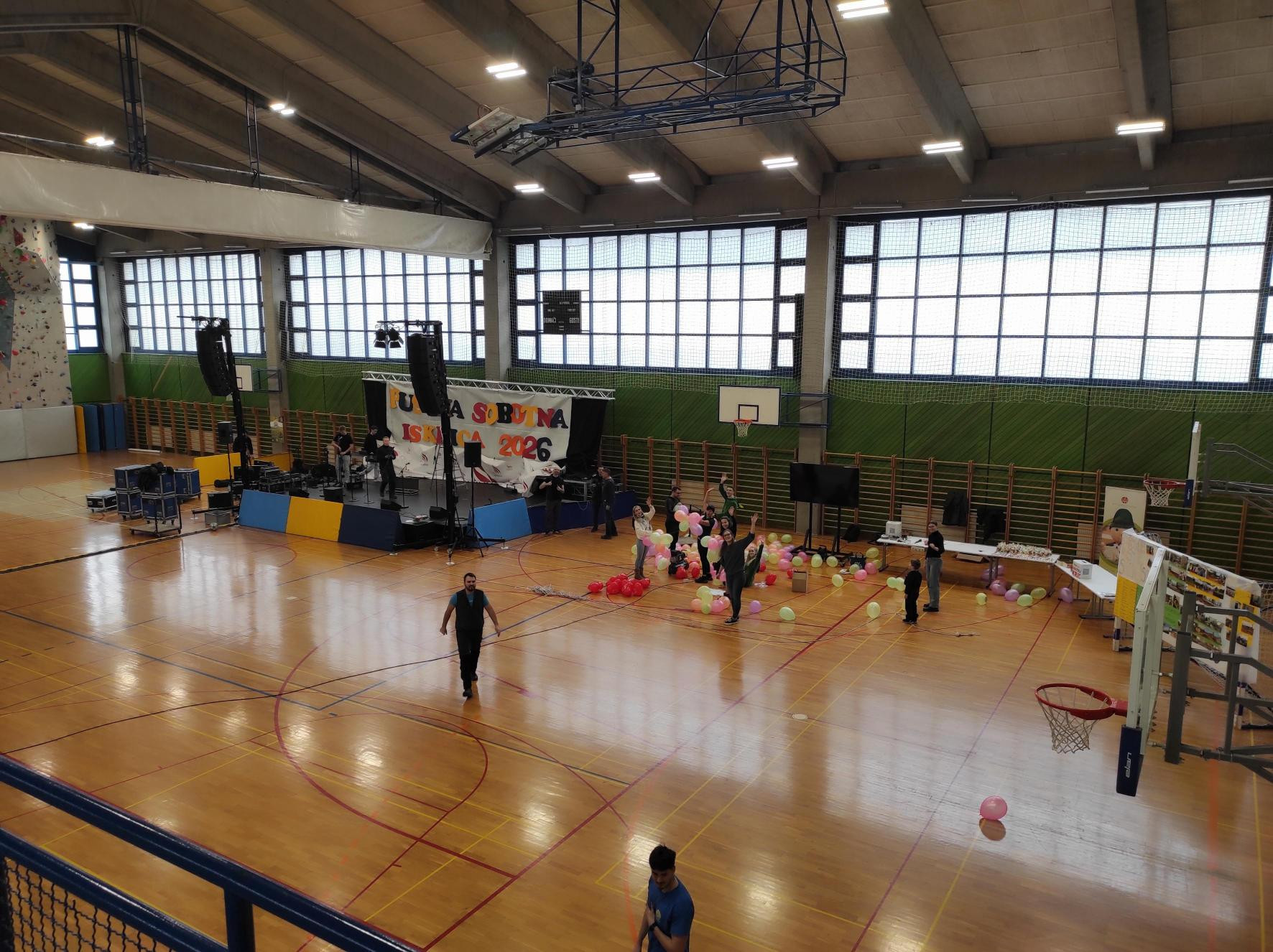 V športni dvorani Zavoda sv. Stanislava v Ljubljani hitijo s pripravami na dobrodelni pustni ples.