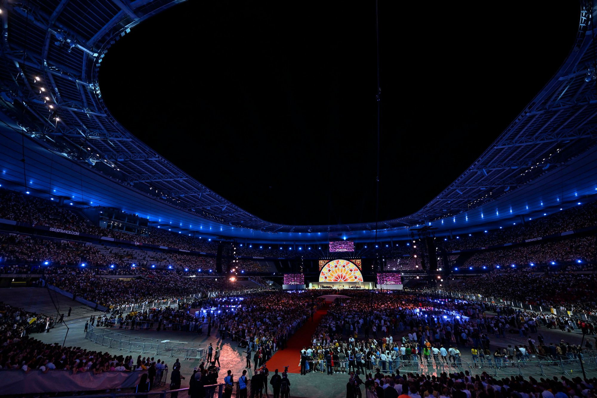 Papež je petkov večer preživel na stadionu v pariškem Saint-Denisu v molitvi z več deset tisoč mladimi.
