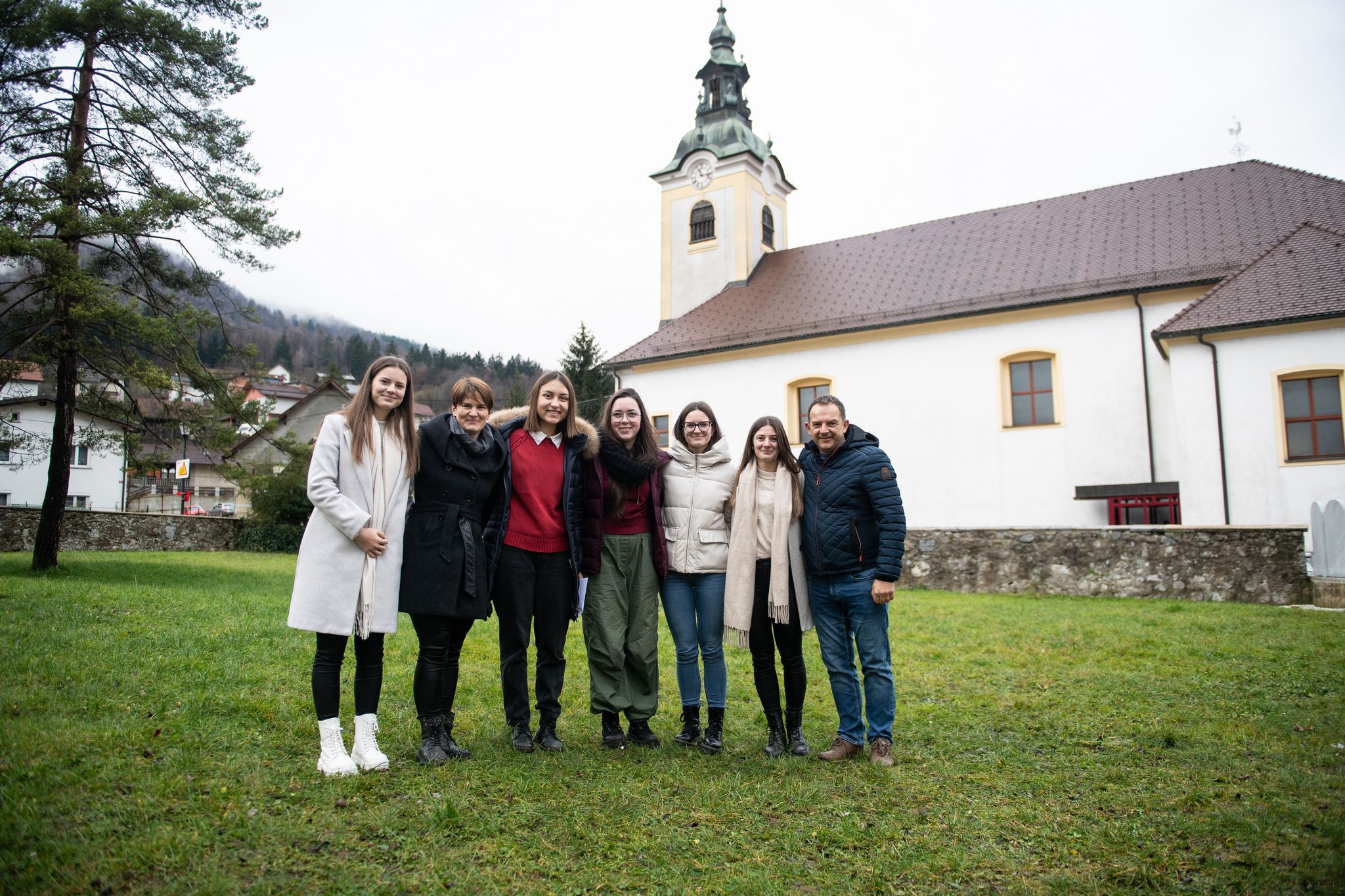 Kristina (na sredini) s sestro in gostiteljsko družino Košir