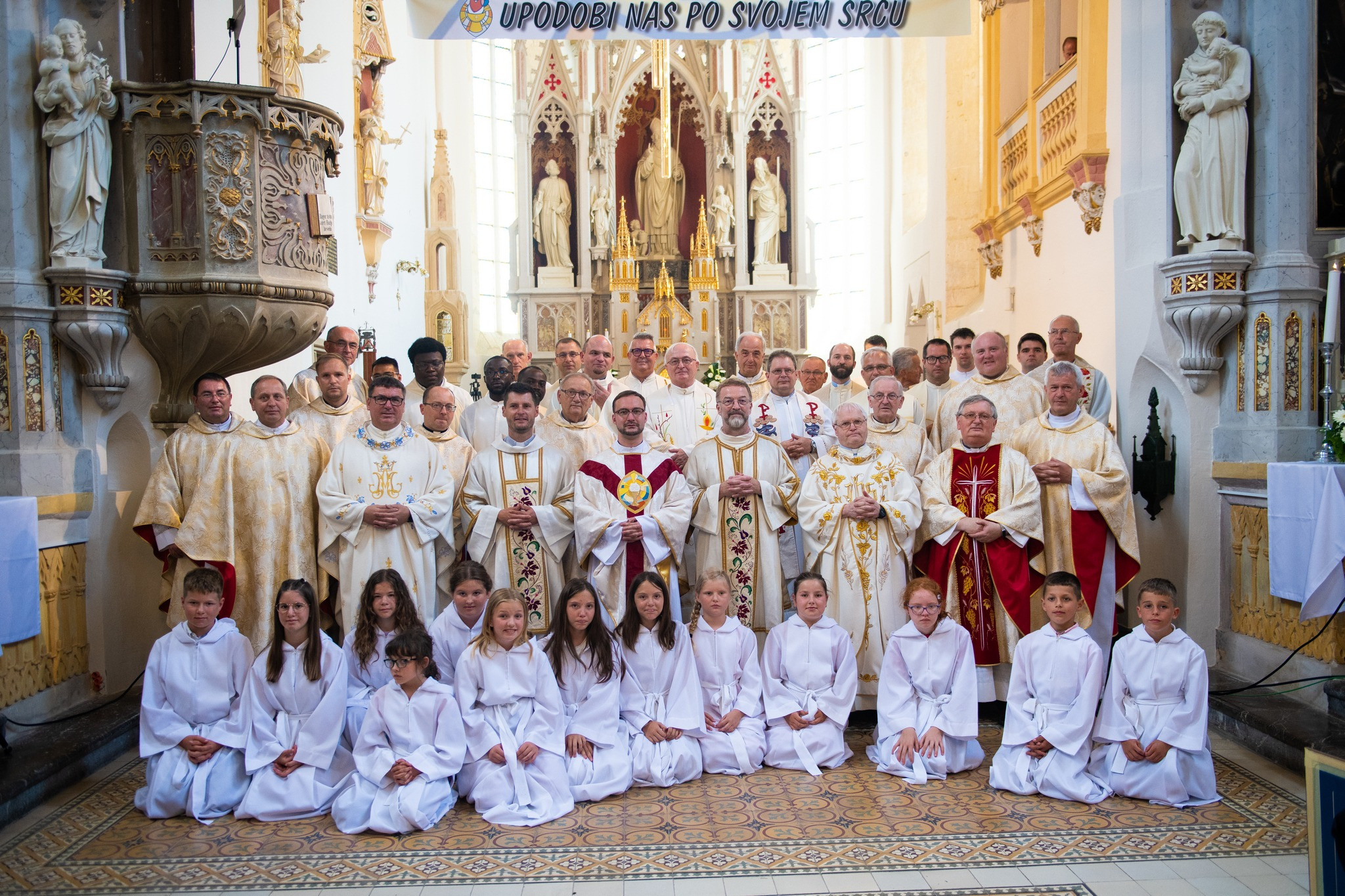 Skupinska fotografija z duhovniki in liturgičnimi sodelavci