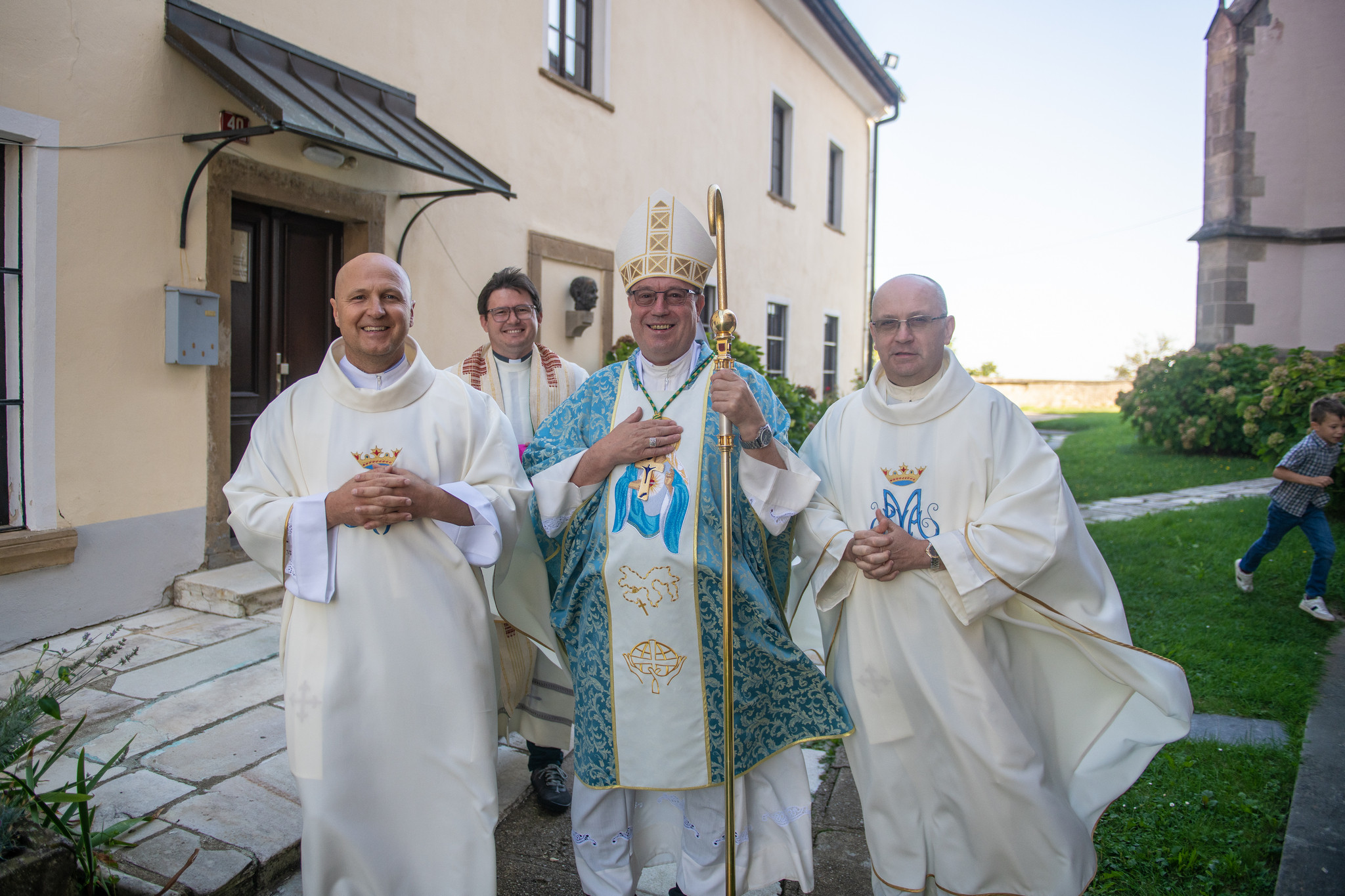 p. Toni Brinjovc, nadškof Alojzij Cvikl, direktor Radia Ognjišče Franci Trstenjak in tajnik Jure Sojč