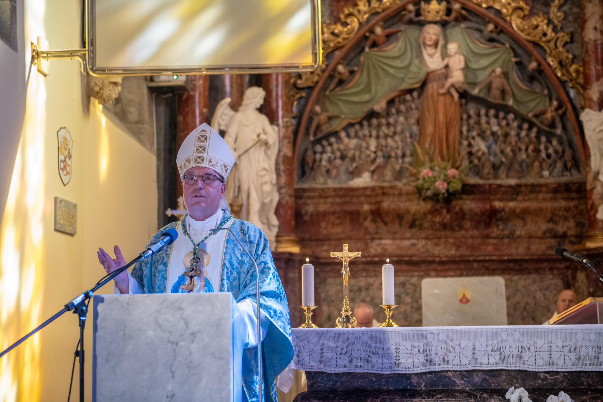 Mariborski nadškof Alojzij Cvikl pred podobo Ptujske Matere Božje