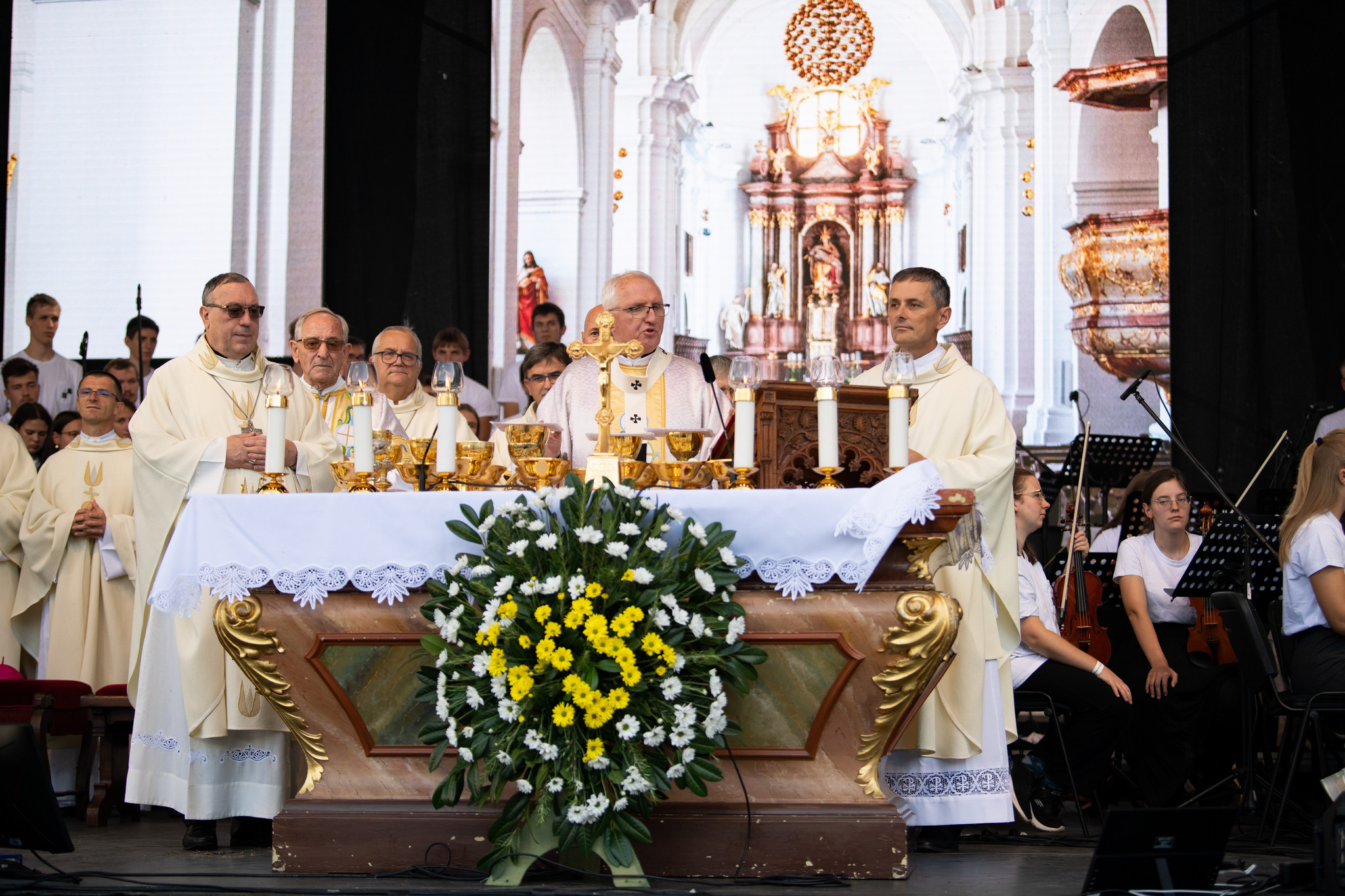 Škofje in duhovniki na Stični mladih 2024