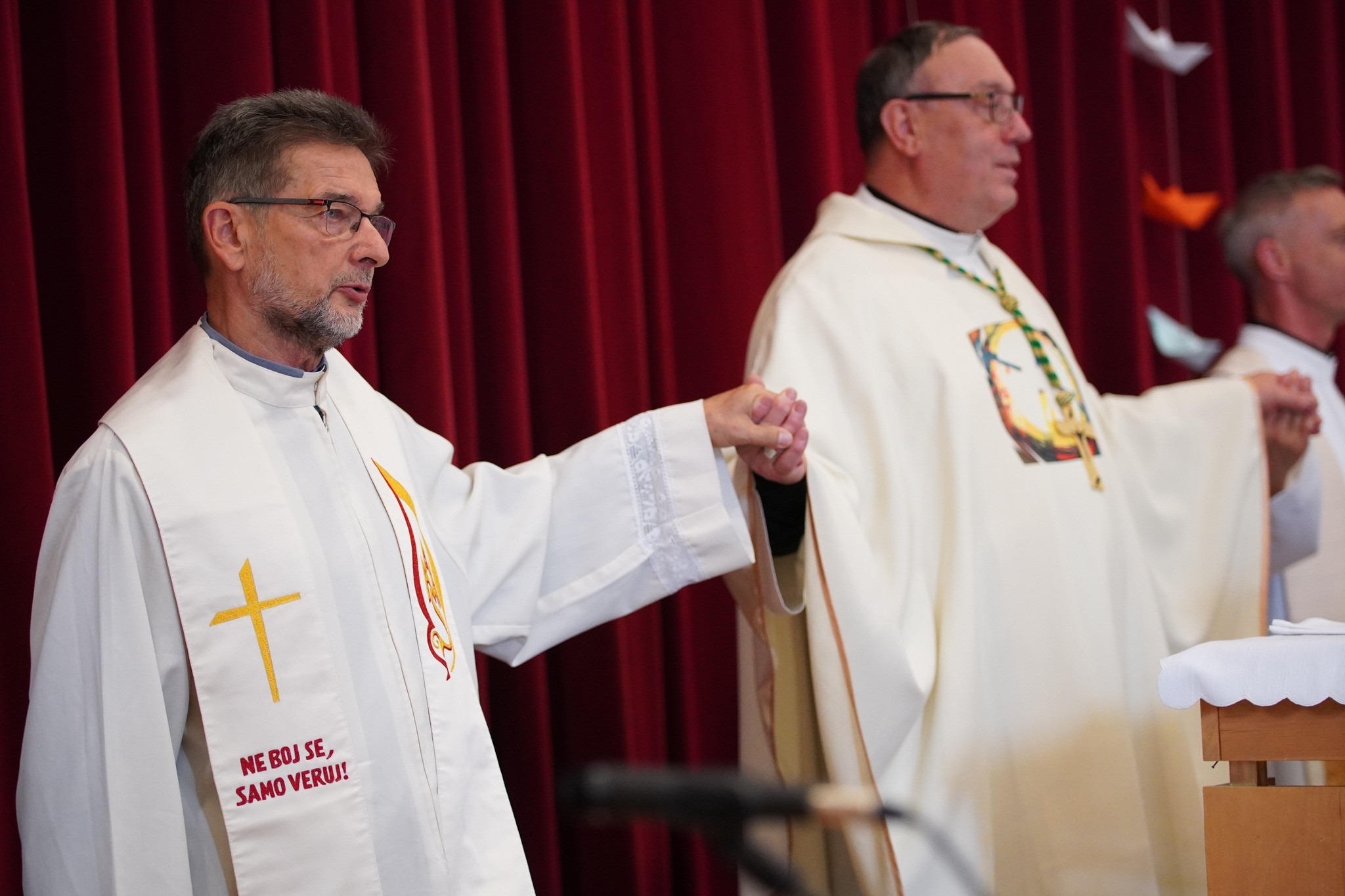 Vikar Ivan Štuhec in nadškof Alojzij Cvikl