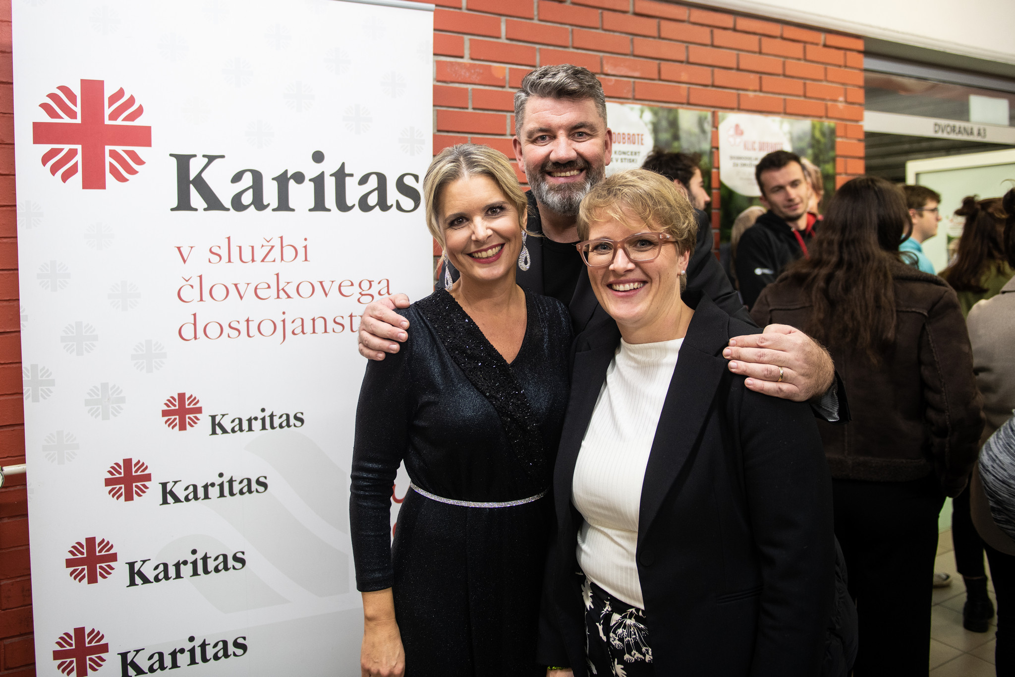 Mojca Kepic v družbi Bernarde Žarn in Jureta Seška