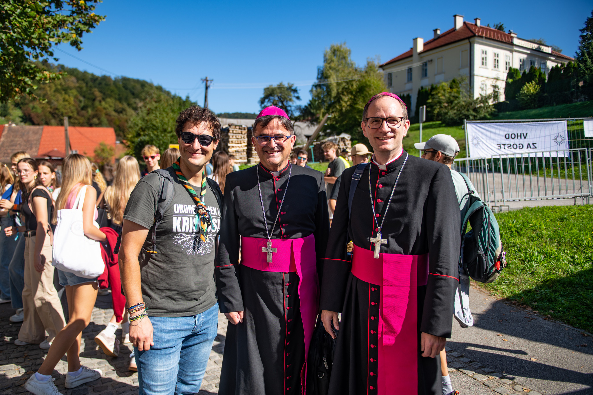 Duhovnik Urban Lesjak, škofa Maksimilijan Matjaž in Janez Kozinc