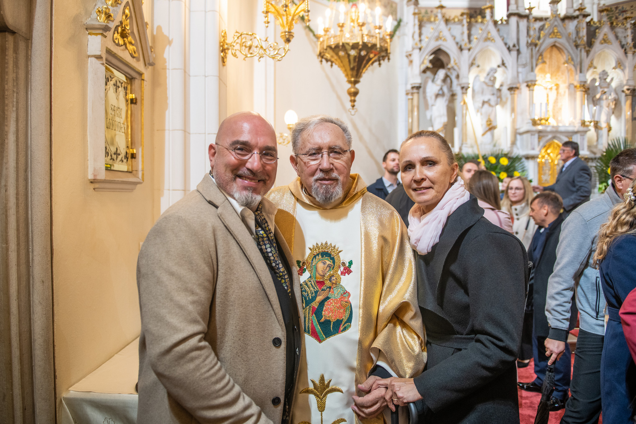 Zlatomašnik s pevcem Jožetom Vidicem in organistko Urško Vidic