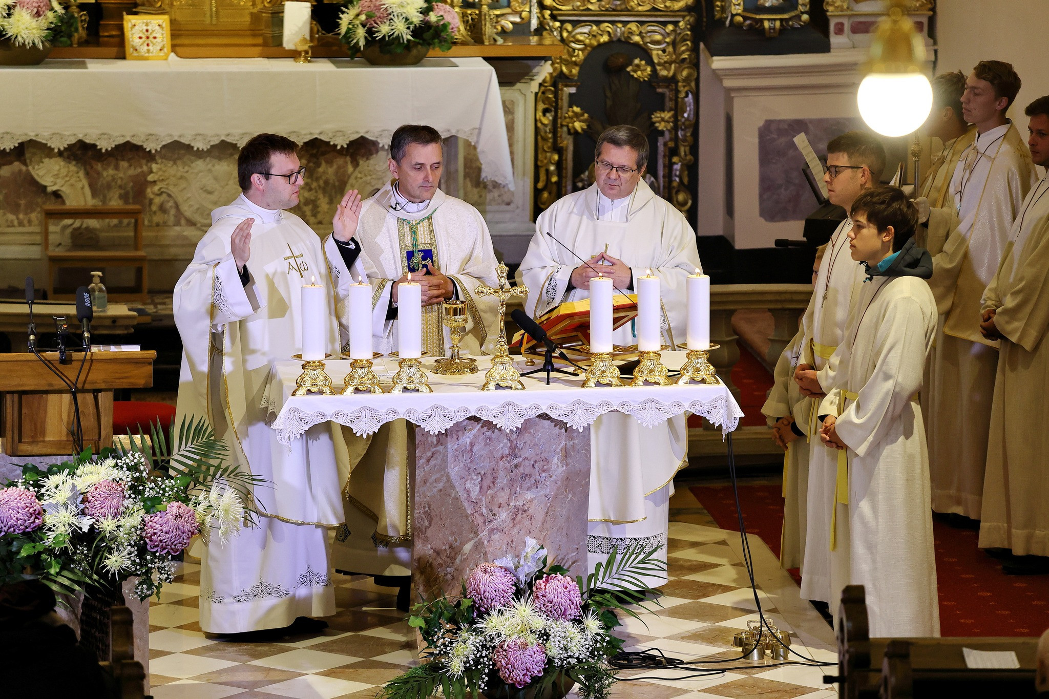 Zbrani ob oltarju