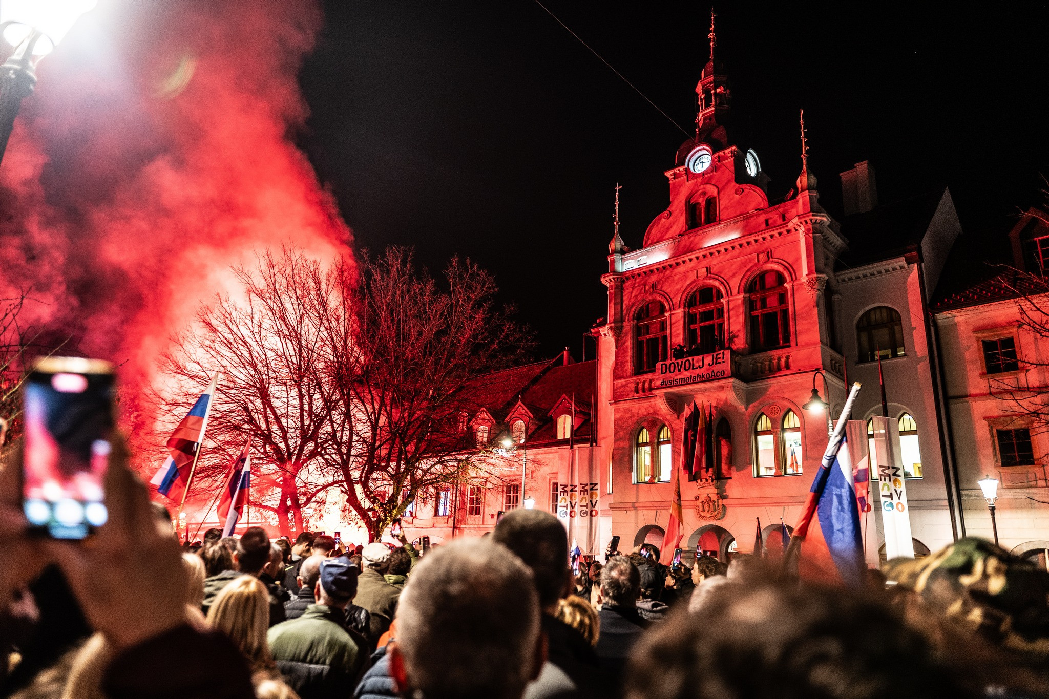 Trg je bil nabito poln