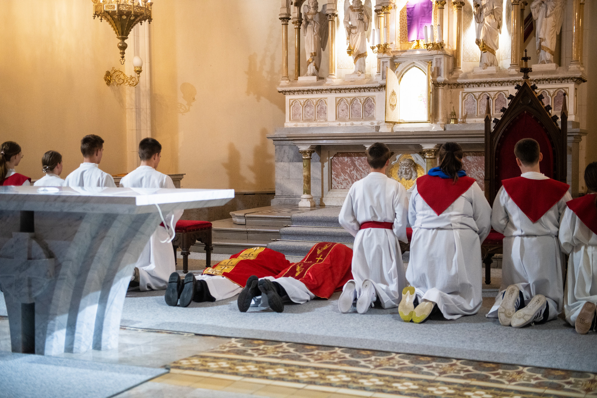 Sveto opravilo se začne v tišini s počastitvijo razgrnjenega oltarja