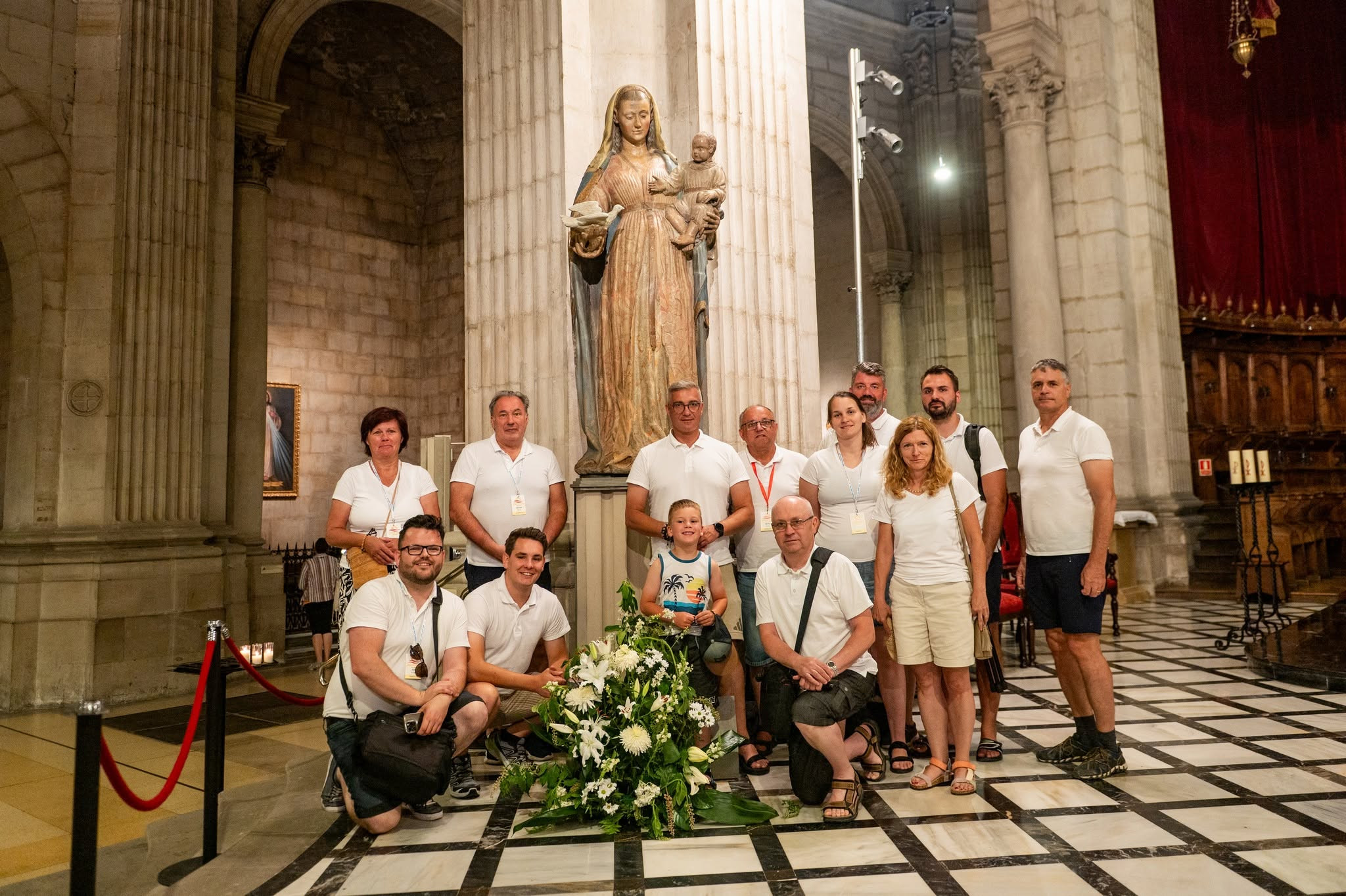 Sodelavci pred posebno Marijino podobo v Lleidi