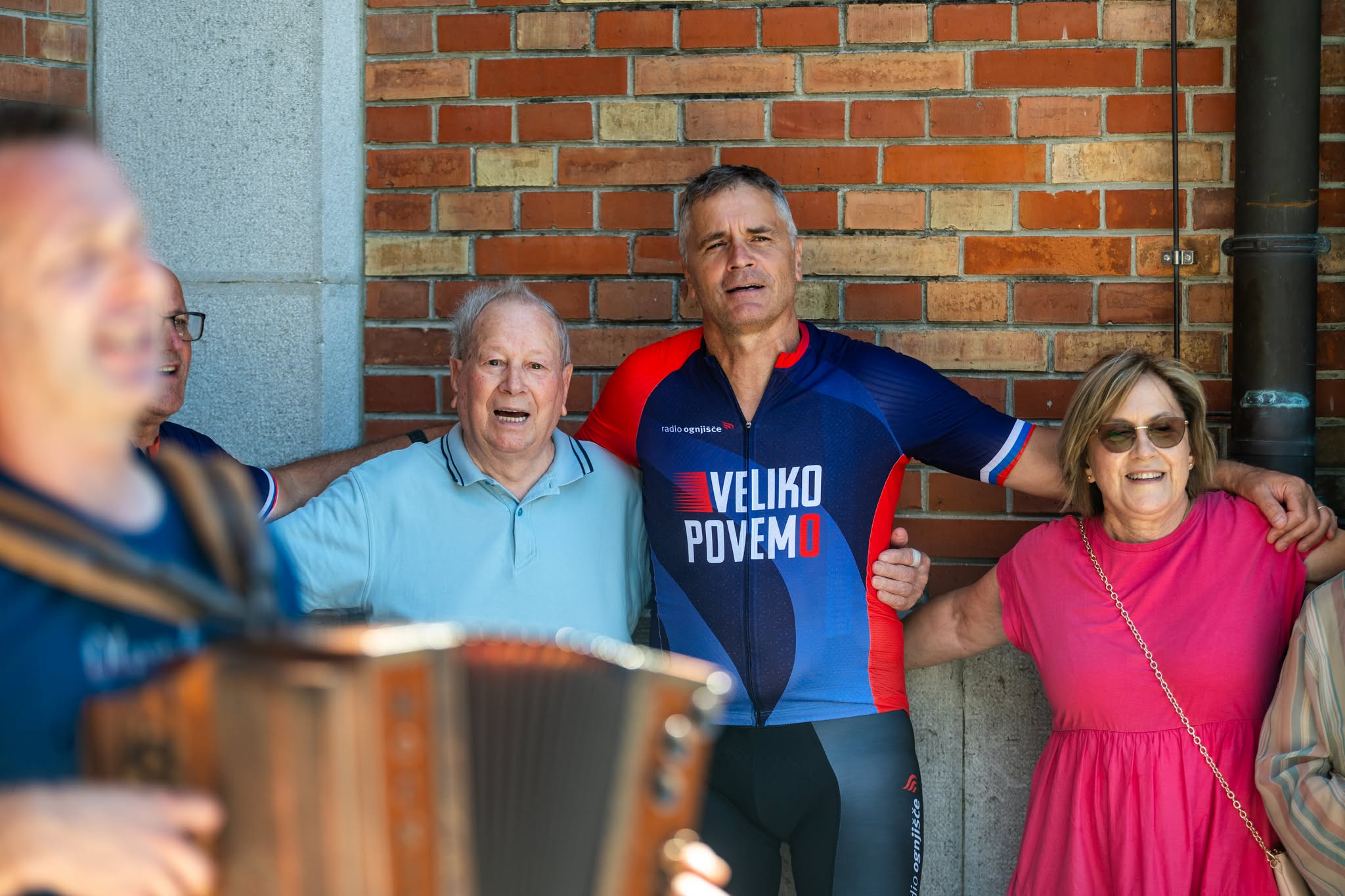 Miha in Izidor v družbi poslušalk in poslusalcev v Šempetru