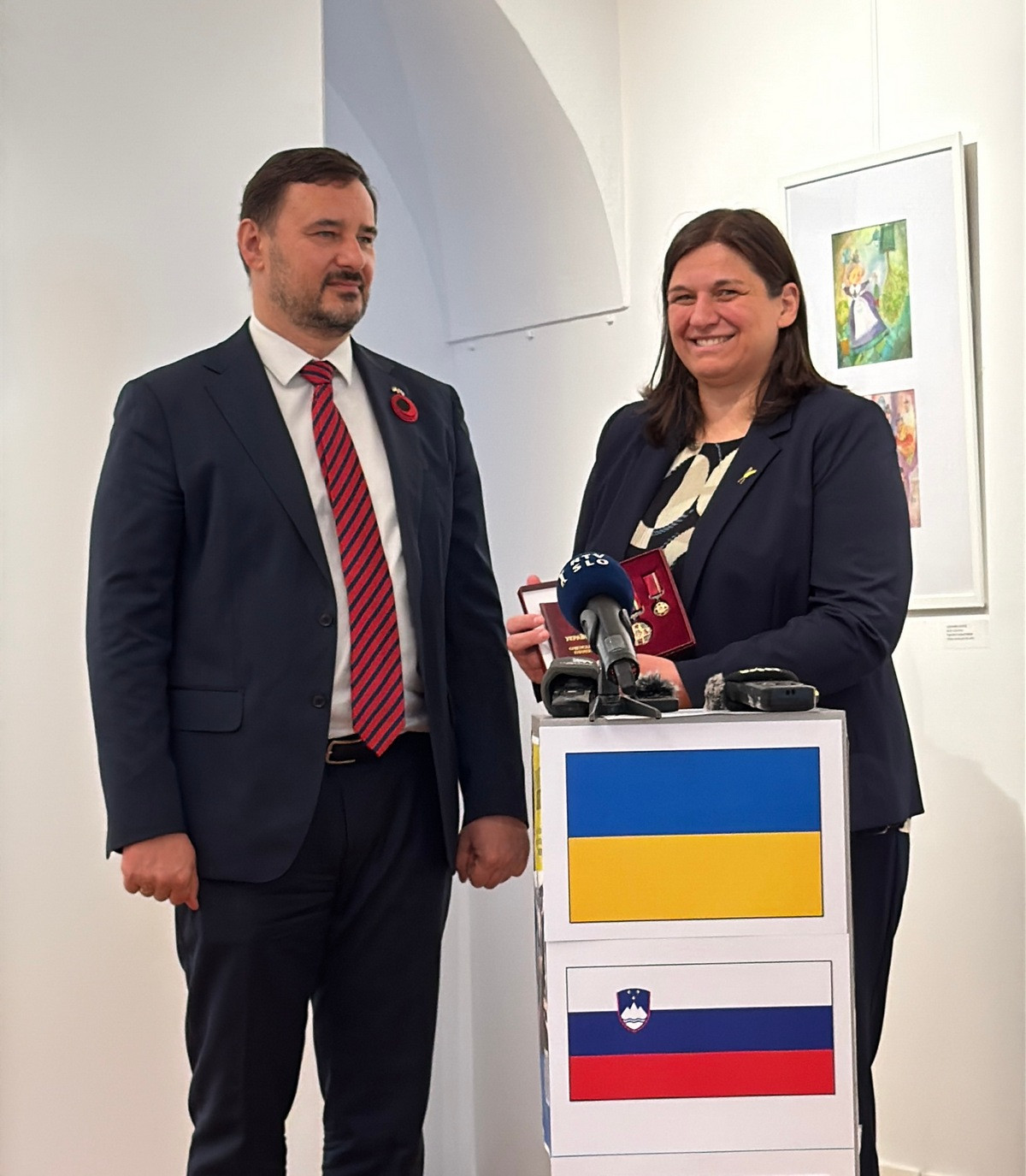 Veleposlanik Petro Beshta in sodelavka Karitas Jana Lampe