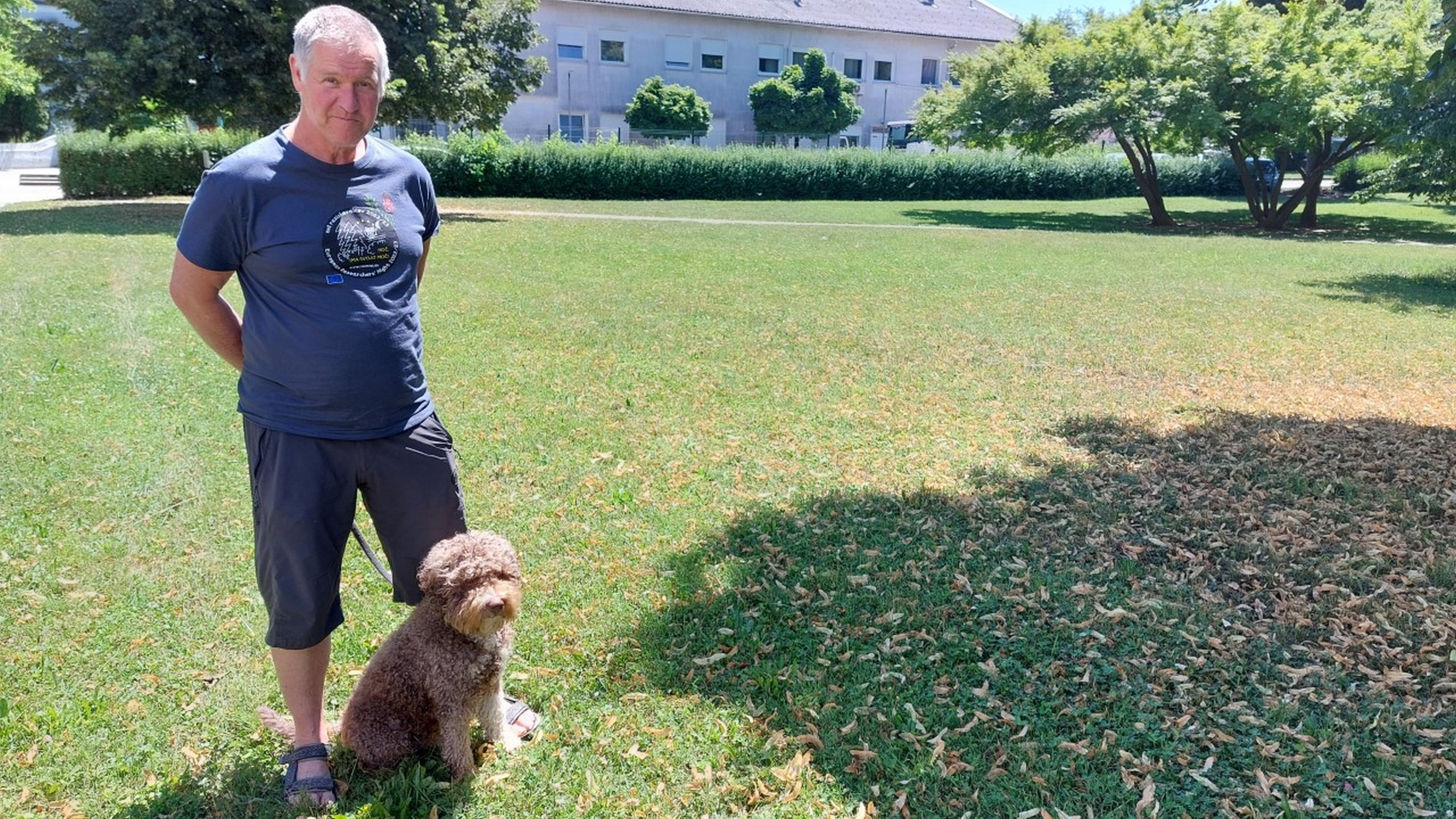 Dr. Miha Kos s svojim zvestim prav posebnim prijateljem, ki je bil potrpežljiv polno uro v času radijskega snemanja. 