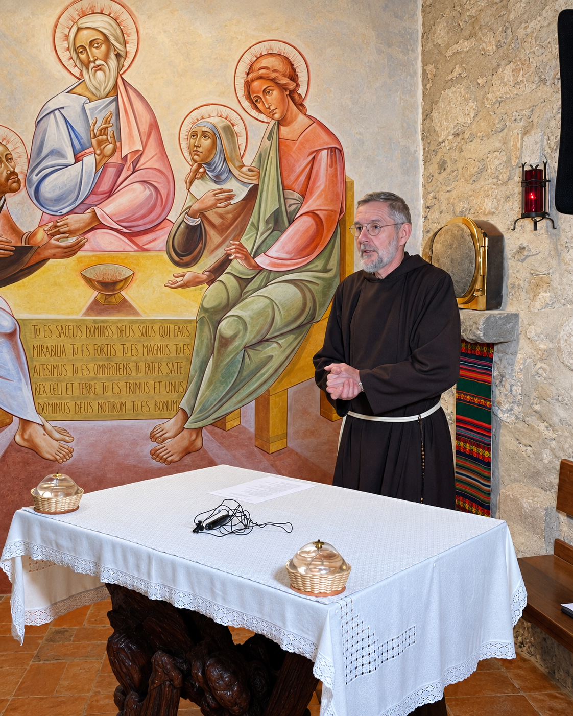 Br. Štefan Kožuh pred tabernakljem v samostanu Le Celle pri Cortoni, ki je bil dolga leta njegov dom. Tu je številnim slovenskim romarjem z ljubeznijo pripovedoval o sv. Frančišku in njegovih zadnjih dneh.