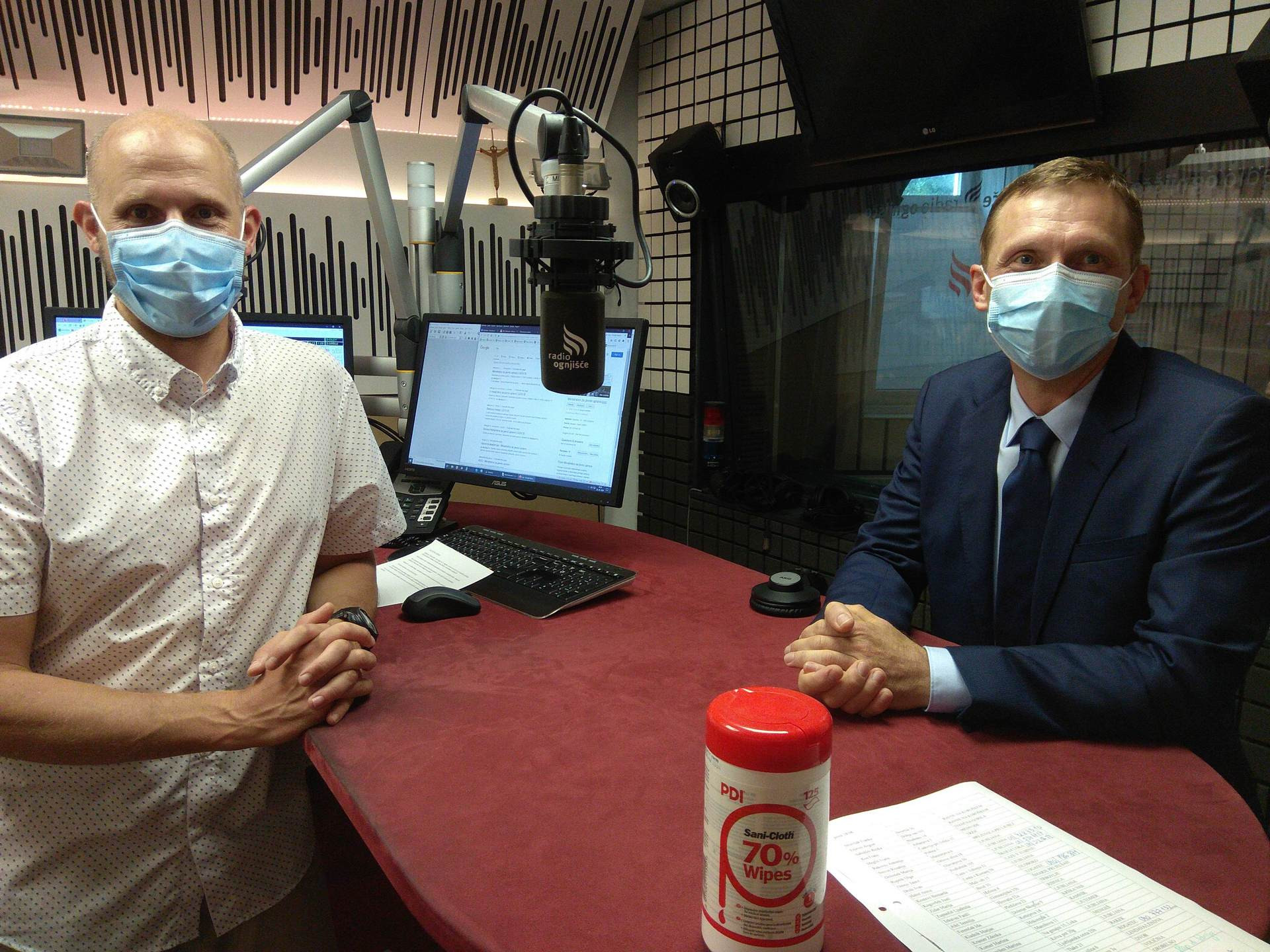 Blaž Lesnik in državni sekretar Peter Geršak v studiu Radia Ognjišče