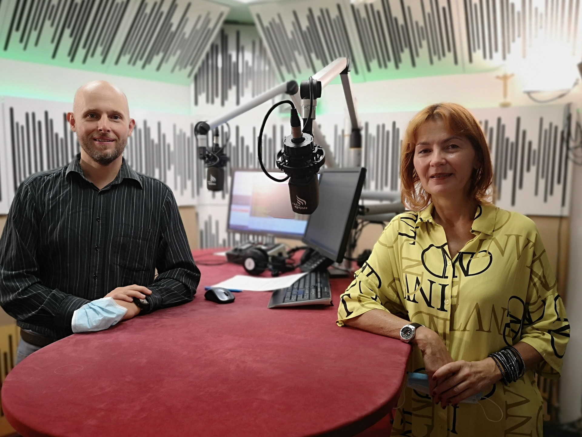 Voditelj Blaž Lesnik in tokratna gostja Deana Potza - nasmejana in na primerni razdalji; pogovor je sicer potekal z masko