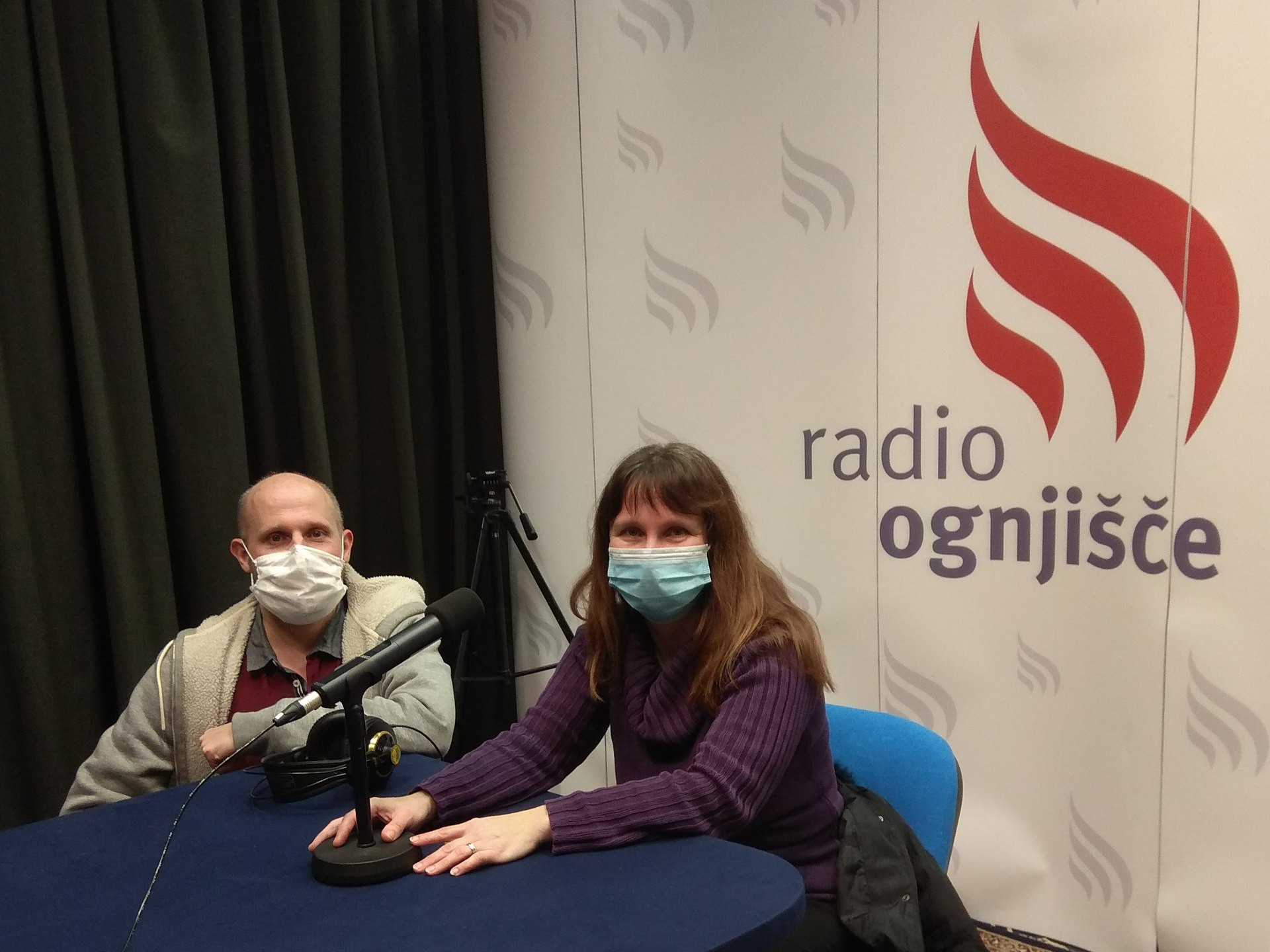 Voditelj Blaž Lesnik z gostjo karierno svetovalko Natašo Hanuna.