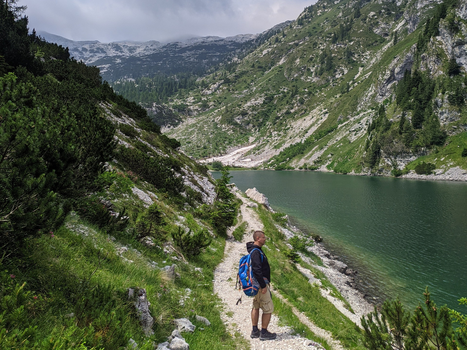 Krnsko jezero - kot bi stopil v razglednico. Pri gibalnih podvigih je dobro imeti boljšo polovico na svoji strani. :)