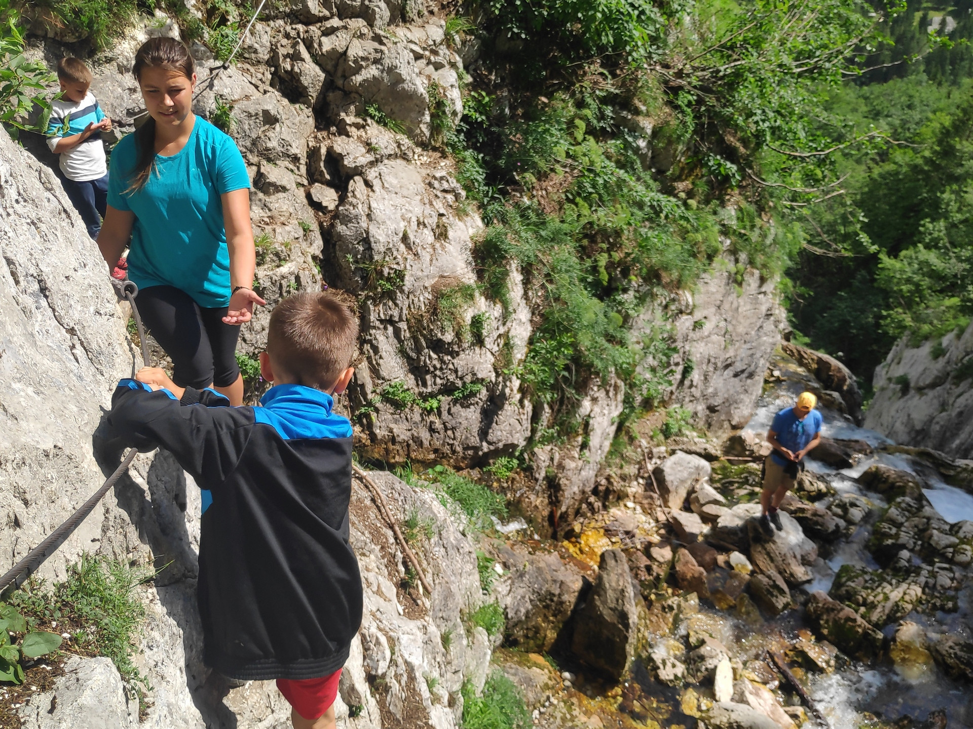 Nevarna kratka pot ob jeklenicah te pripelje do izvira Soče