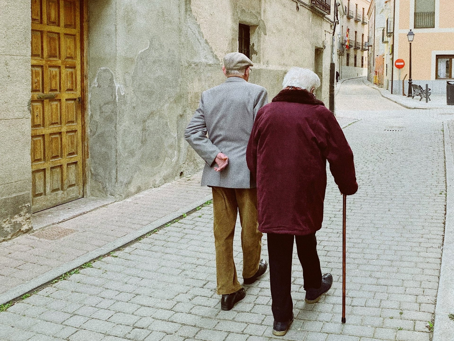 Ljudi z demenco, ki so fizično še pri močeh, spodbujamo h gibanju.