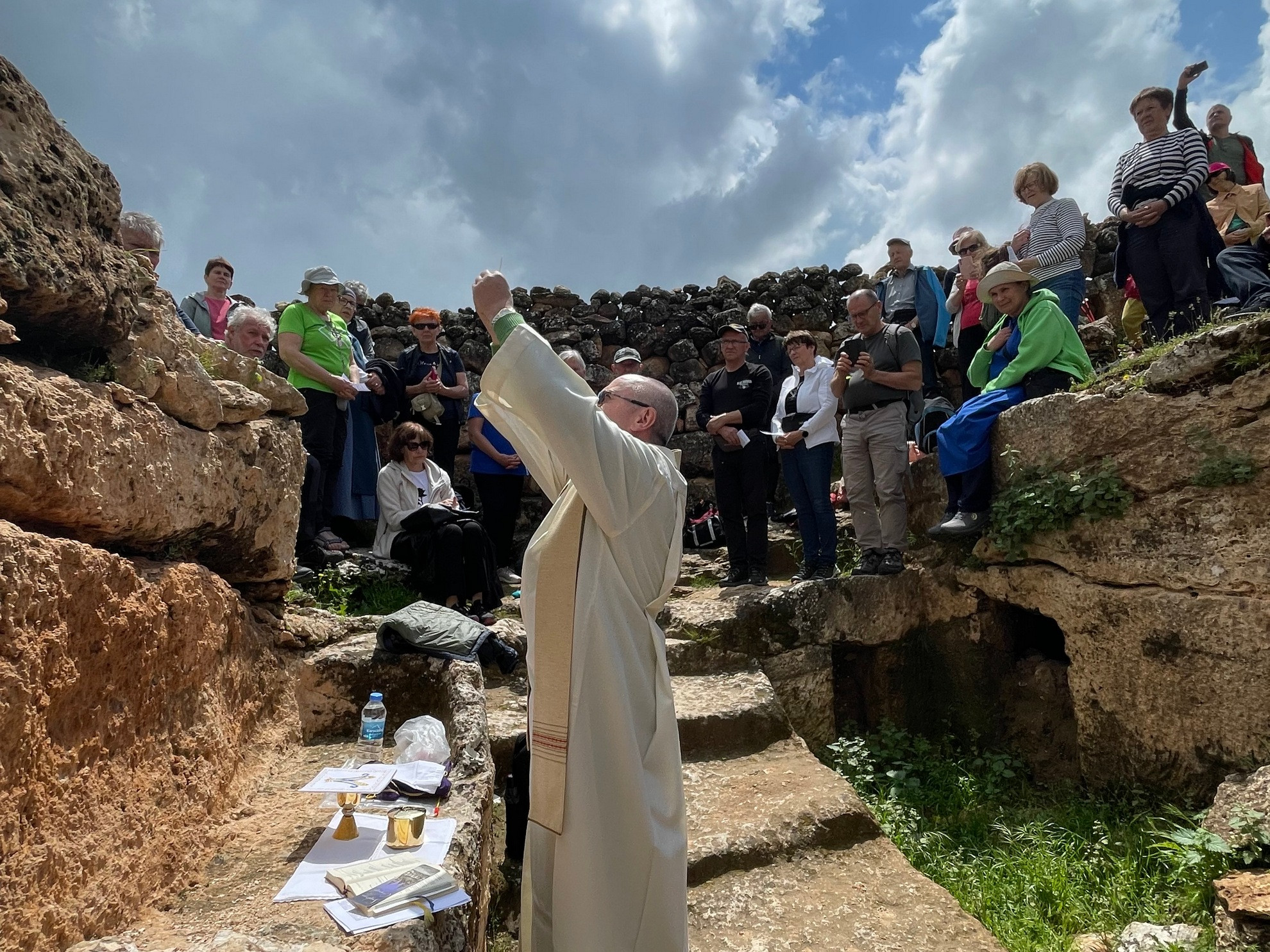 Sveta maša nad jamo, kjer naj bi živel Mojzes