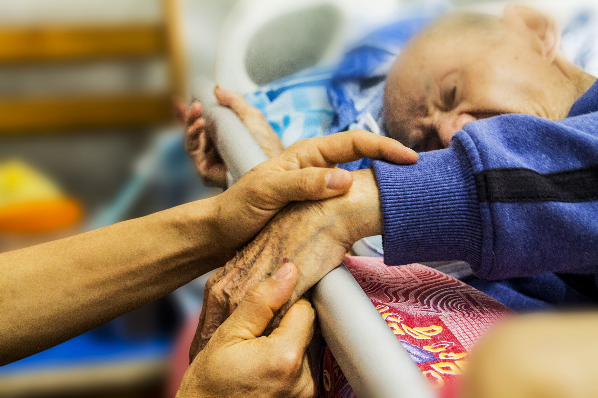 Treba je pomagati umirajočemu, hkrati pa ves čas skrbeti tudi za svojce, zlasti če se kot družina odločijo, da bodo poskušali preživeti zadnje obdobje skupaj doma.