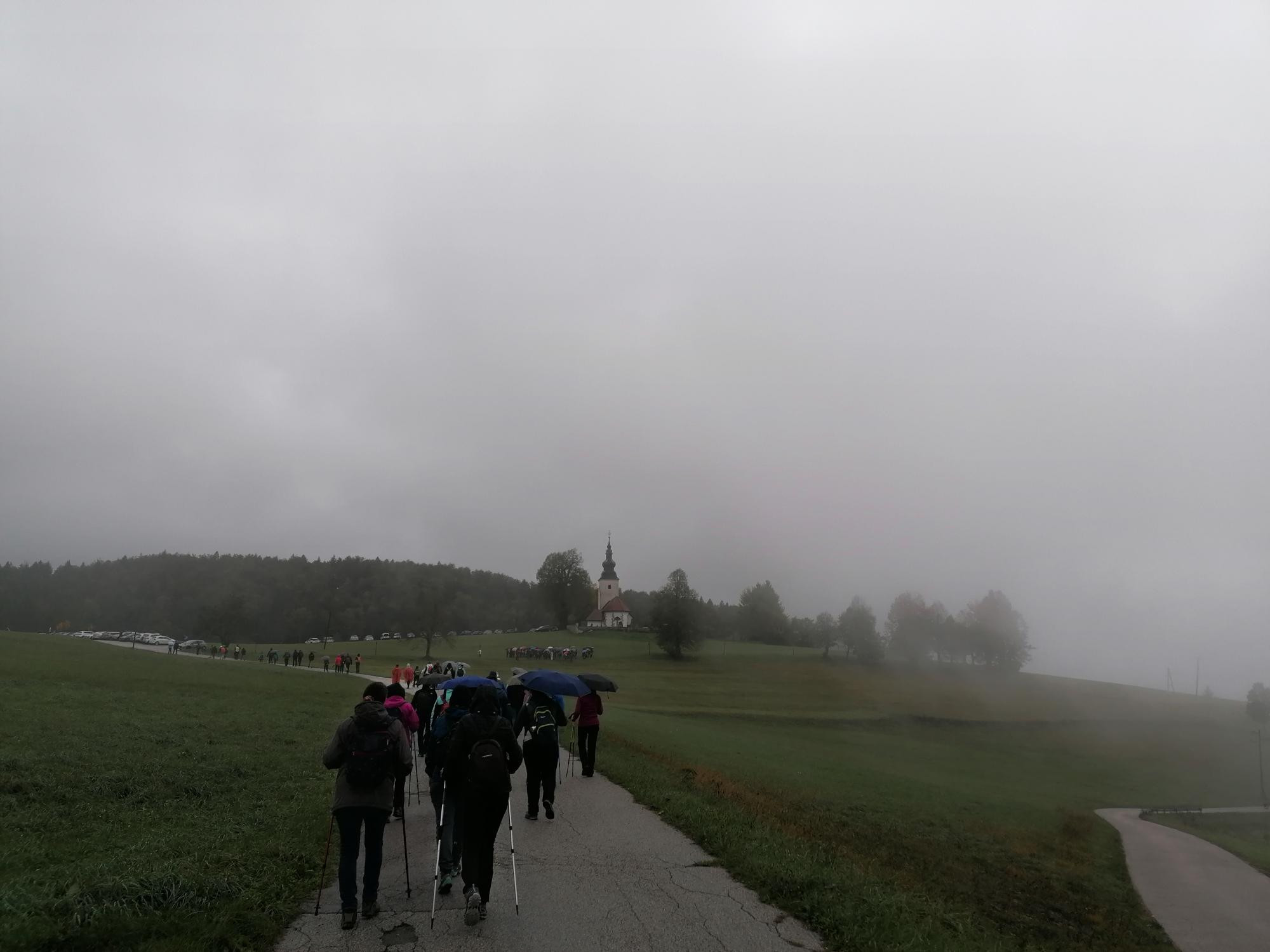 Po približno treh urah hoje smo prispeli na Goro, obdano s travniki in gozdovi, pa tudi z mirom in Božjo navzočnostjo