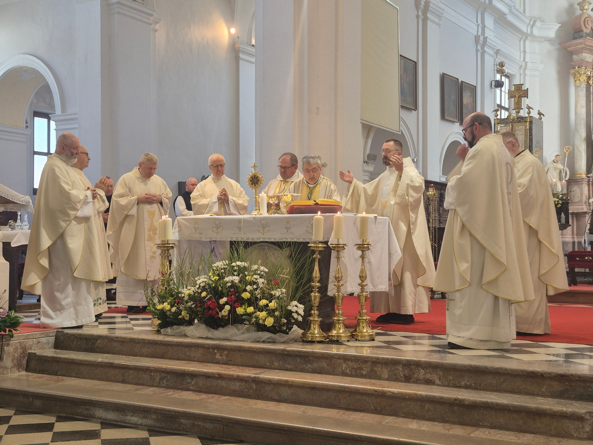 Sv. mašo je daroval apostolski nuncij msgr. Luigi Bianco.