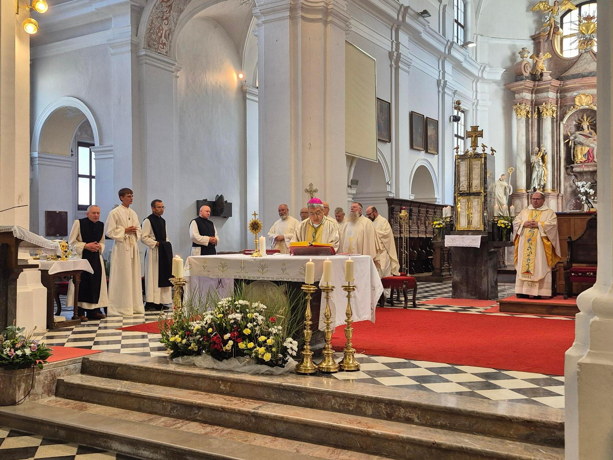 Mašo je daroval apostolski nuncij msgr. Luigi Bianco