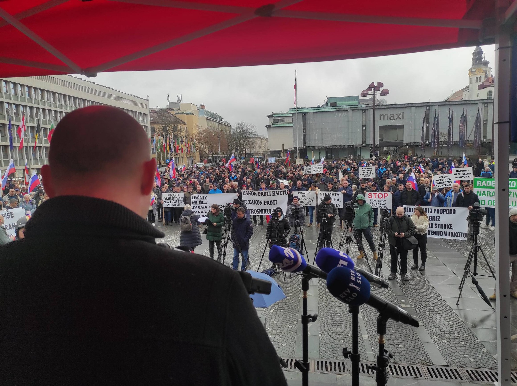 Pogled na protestnike z govorniškega odra