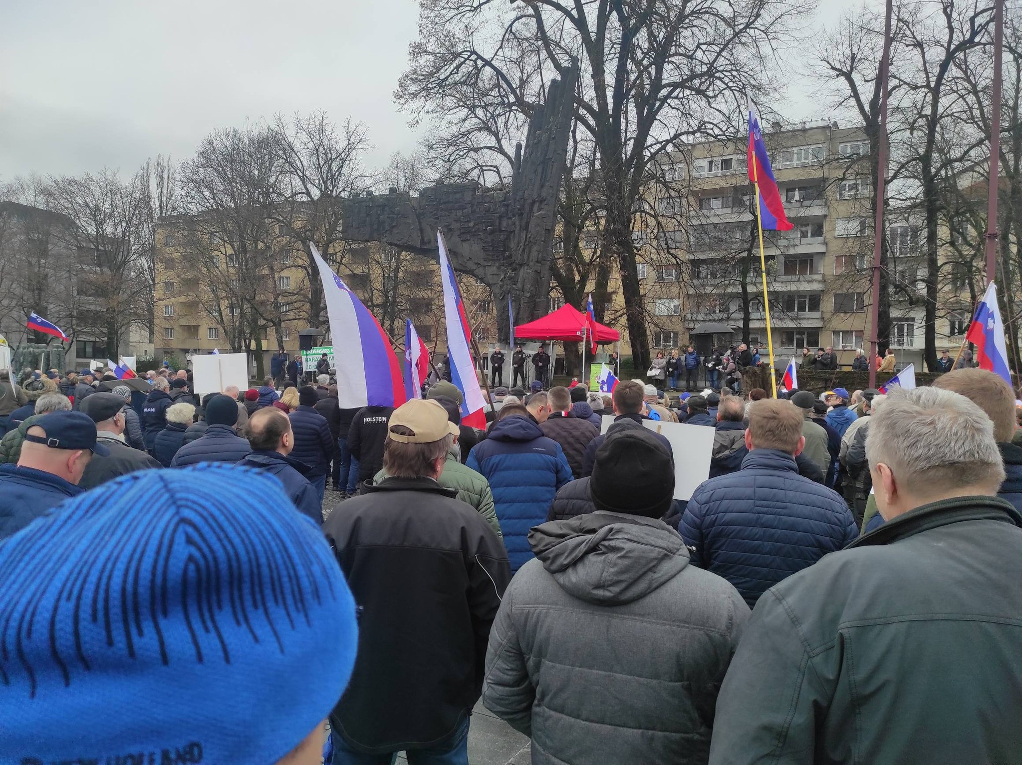 Pogled na govorniški oder. Slemenšek: »Gospa ministrica točno ve...«