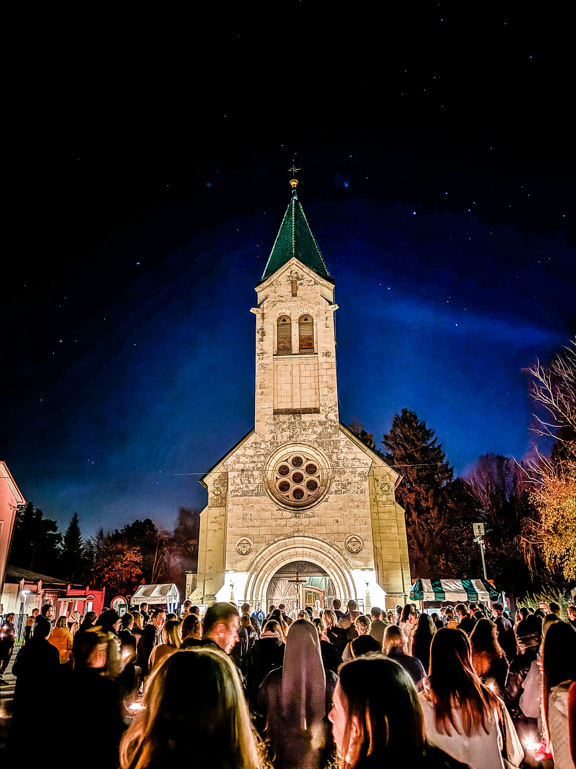 Pred staro cerkvijo na Žalah 