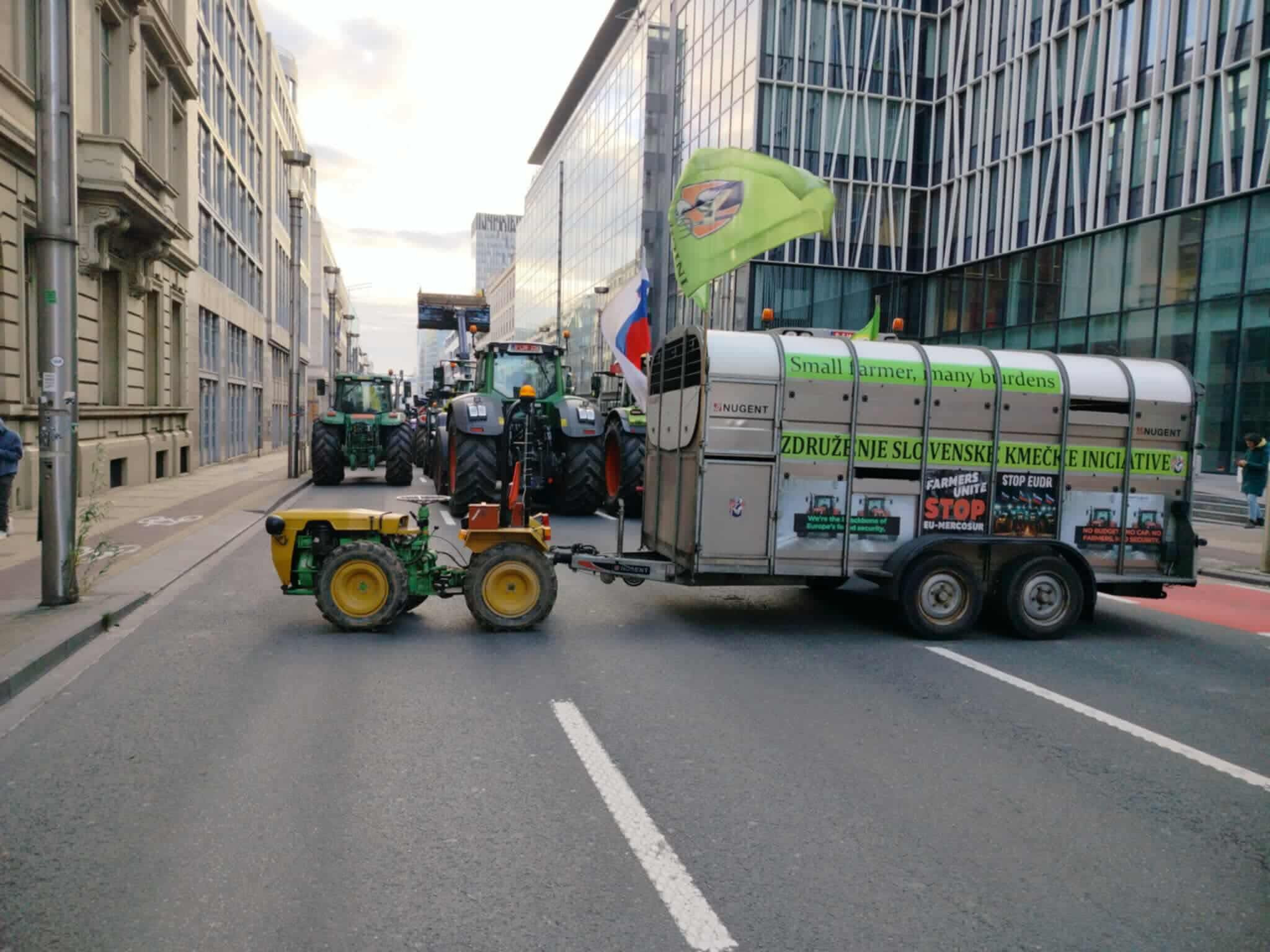 Edini slovenski traktor na protestih v Bruslju: Bremena postajajo neznosna...