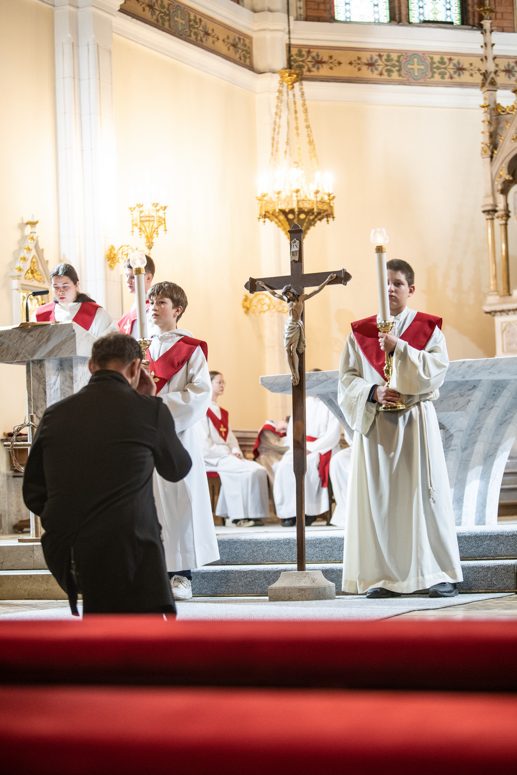 V drugem delu častimo križ v znamenje hvaležnosti in spoštovanja